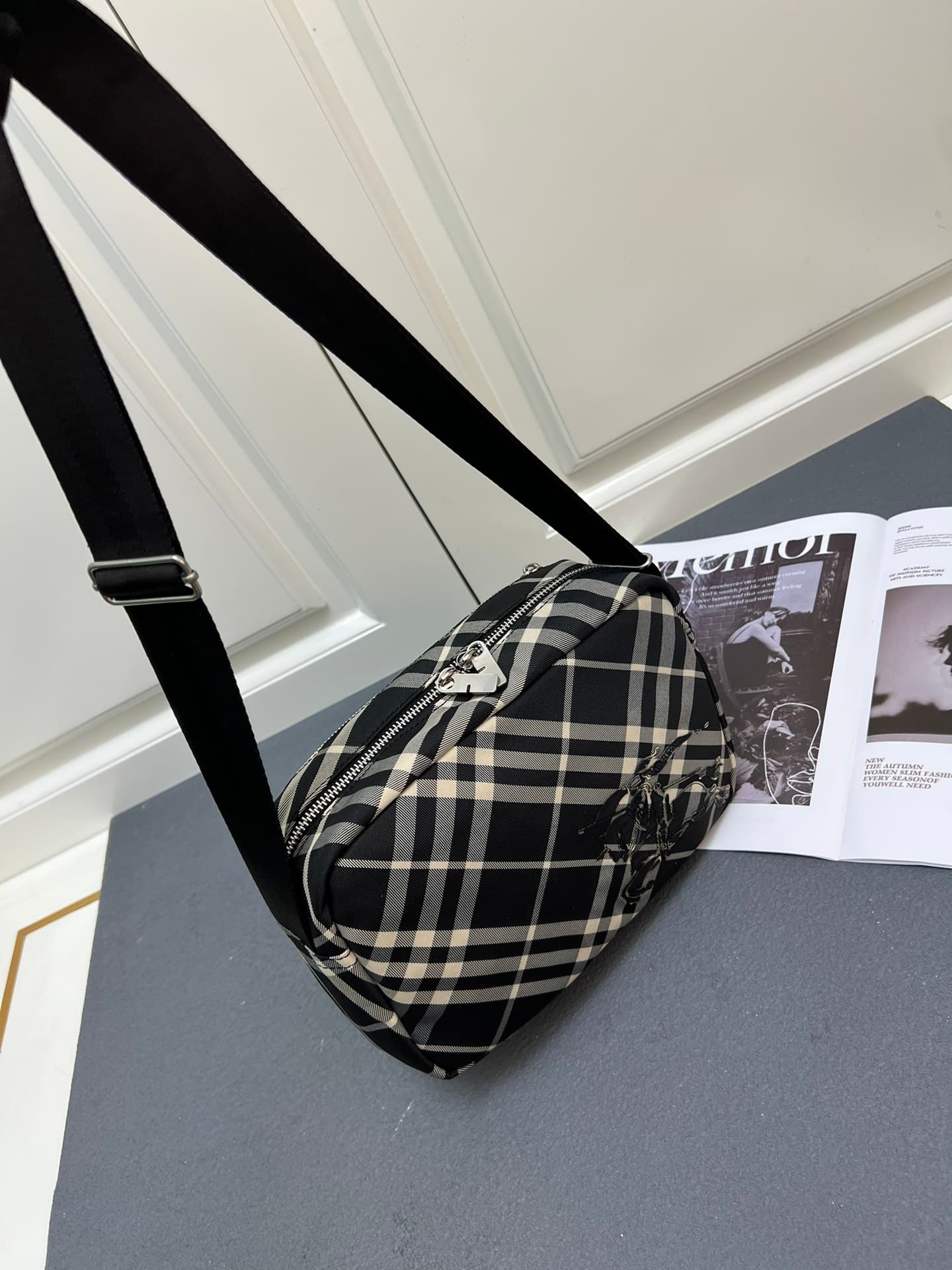 C33 ¥ (B brand) crossbody backpack, adorned with fine-woven Burberry plaid pattern. Features a equestrian emblem (EKD) patch, with a solid-colored lining. Equipped with a B-shaped zipper pull, and has 4 outer pockets for storing various small items. A cla — image 4