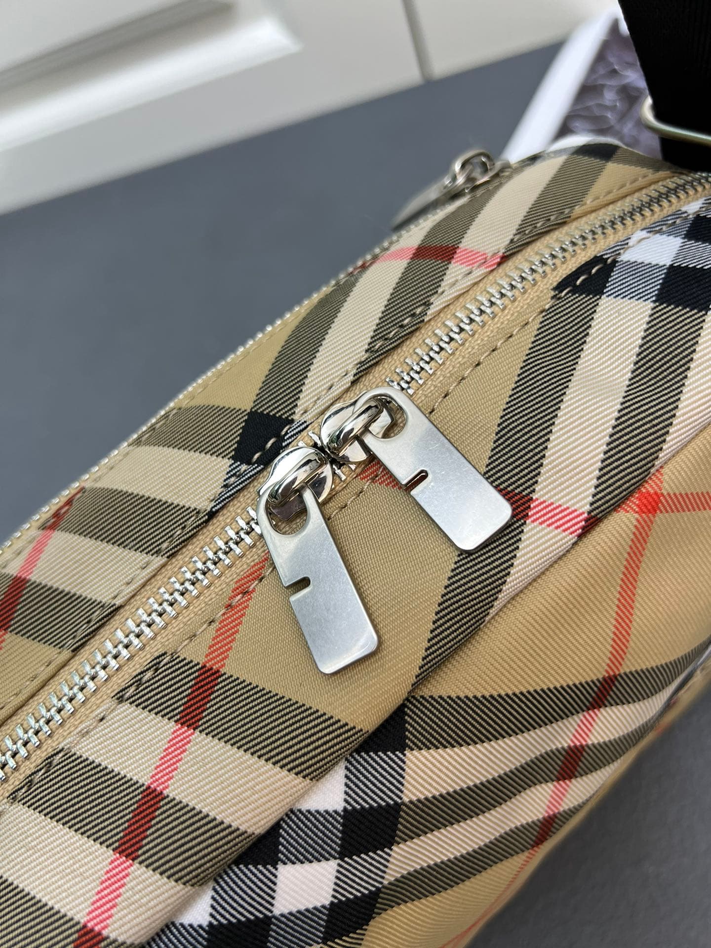 C31 ¥ (B brand) crossbody backpack, adorned with fine-denim Burberry check pattern. Features embroidered EKD crest patches, with a solid-colored lining. Equipped with a B-shaped zipper pull and 1 external pockets for storing various small items. A classic — image 4