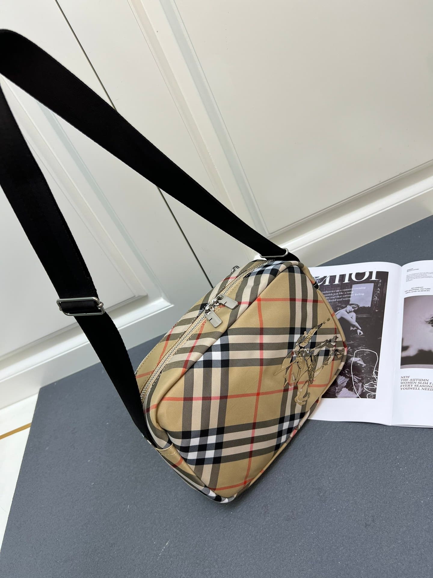 C31 ¥ (B brand) crossbody backpack, adorned with fine-denim Burberry check pattern. Features embroidered EKD crest patches, with a solid-colored lining. Equipped with a B-shaped zipper pull and 1 external pockets for storing various small items. A classic — image 3