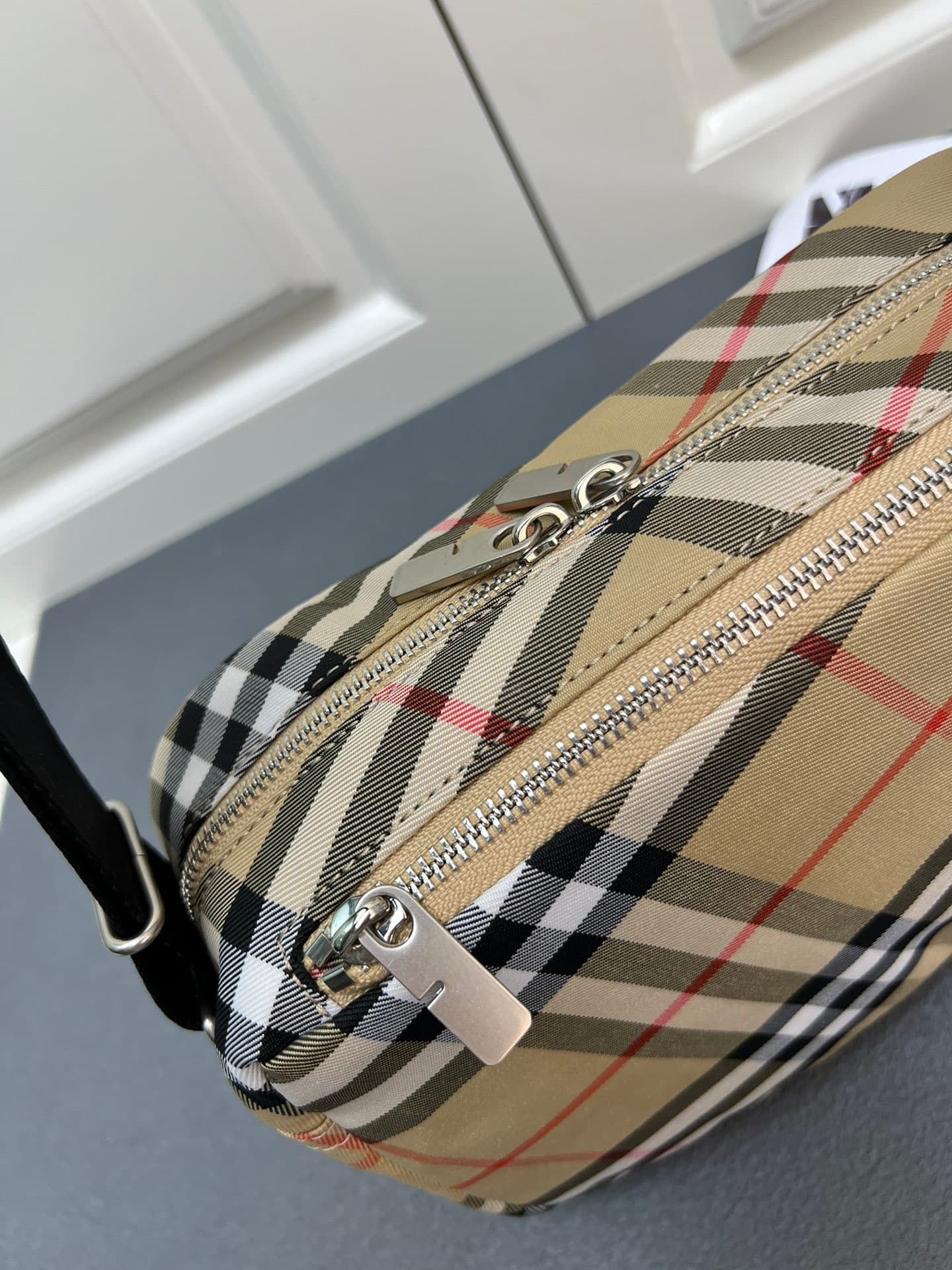 C31 ¥ (B brand) crossbody backpack, adorned with fine-denim Burberry check pattern. Features embroidered EKD crest patches, with a solid-colored lining. Equipped with a B-shaped zipper pull and 1 external pockets for storing various small items. A classic — image 7
