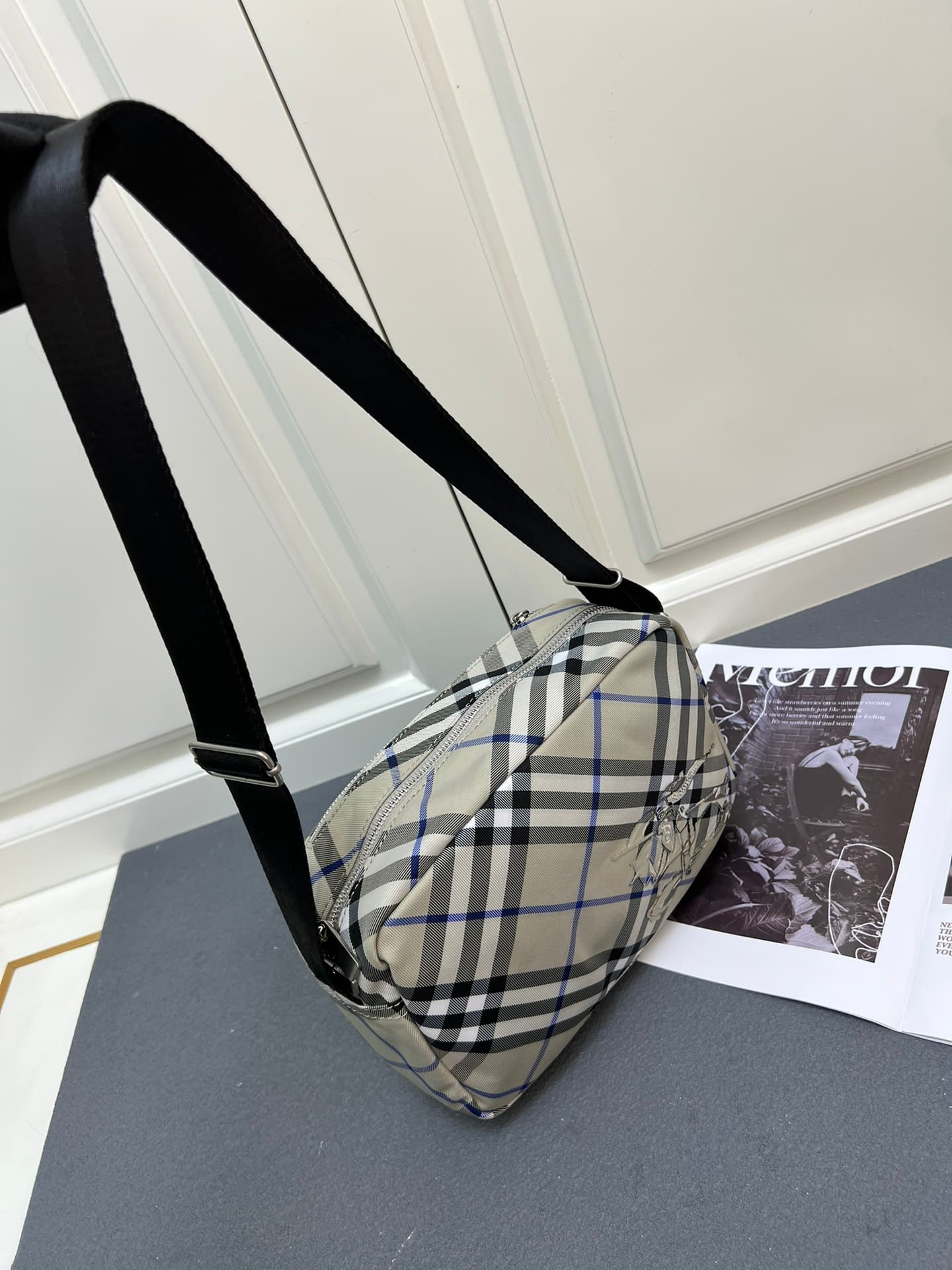C32 ¥ (B brand) crossbody backpack, decorated with fine-woven Burberry check pattern. Features embroidered EKD emblems, with a solid-colored lining. Equipped with a B-shaped zipper pull and 1 external pockets for storing various small items. A classic pro — image 3