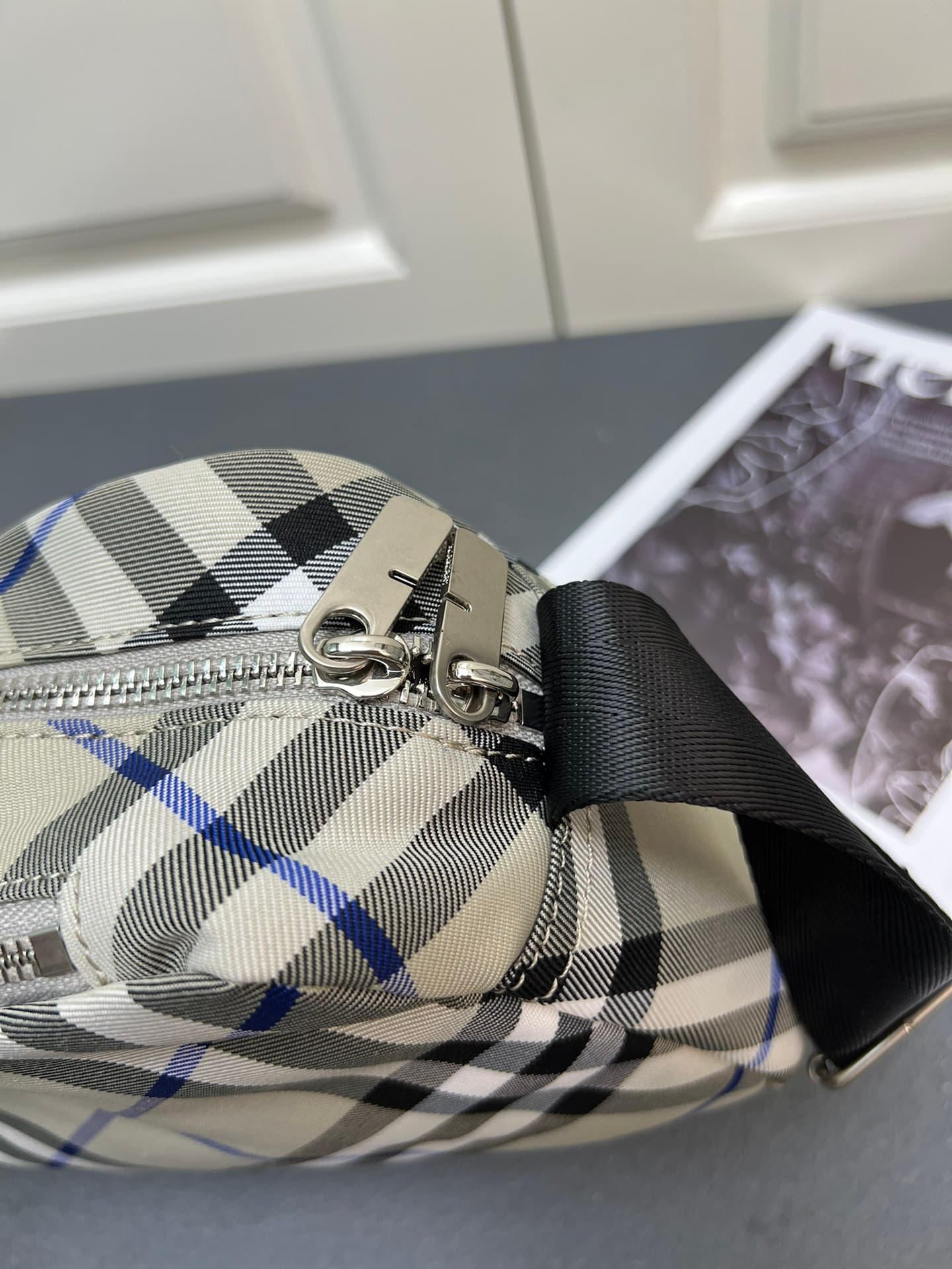C32 ¥ (B brand) crossbody backpack, decorated with fine-woven Burberry check pattern. Features embroidered EKD emblems, with a solid-colored lining. Equipped with a B-shaped zipper pull and 1 external pockets for storing various small items. A classic pro — image 6