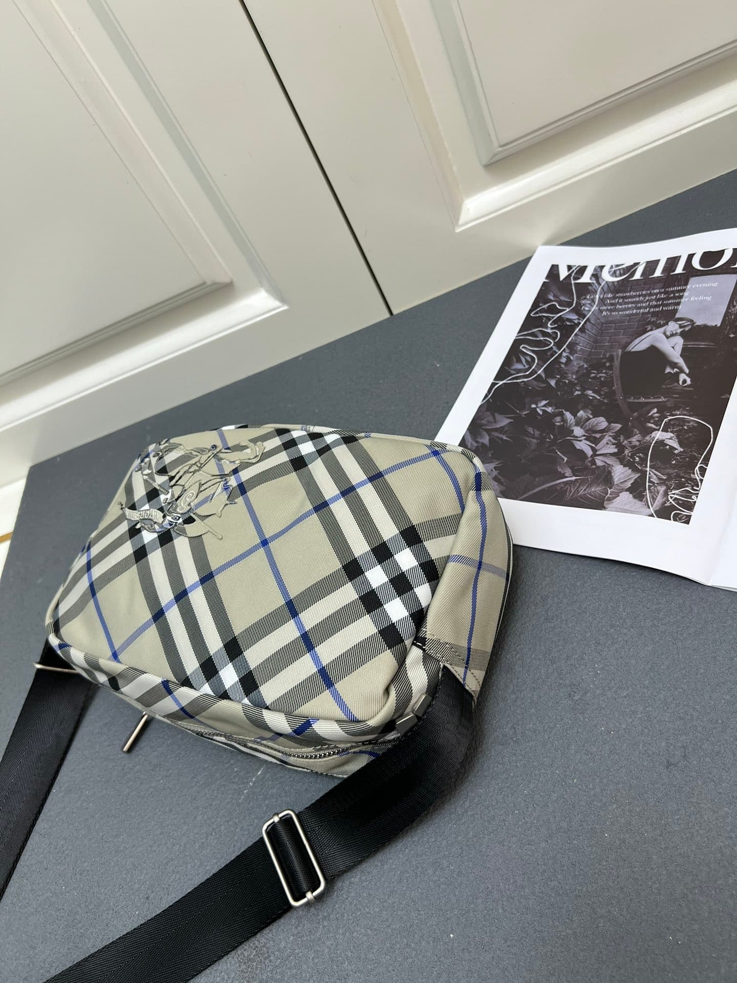 C32 ¥ (B brand) crossbody backpack, decorated with fine-woven Burberry check pattern. Features embroidered EKD emblems, with a solid-colored lining. Equipped with a B-shaped zipper pull and 1 external pockets for storing various small items. A classic pro — image 7
