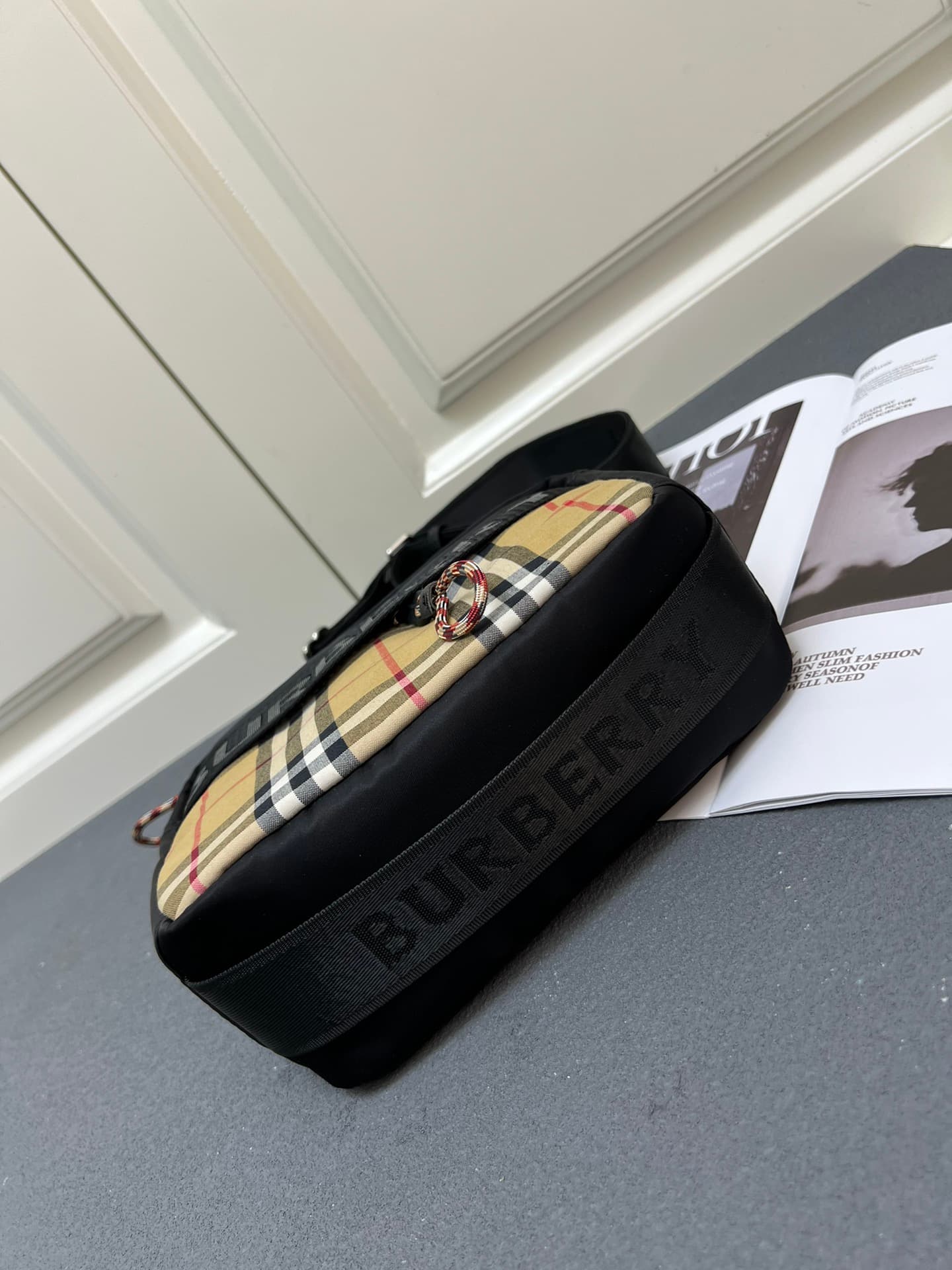 C36 [Brand B] 200: A vibrant decorative bag with a plaid pattern in the “Bur” style. It features a strap with a brand logo embroidered on it. There is an adjustable diagonal shoulder strap, as well as a zipper pocket. The 1 external pocket is opened using — image 7