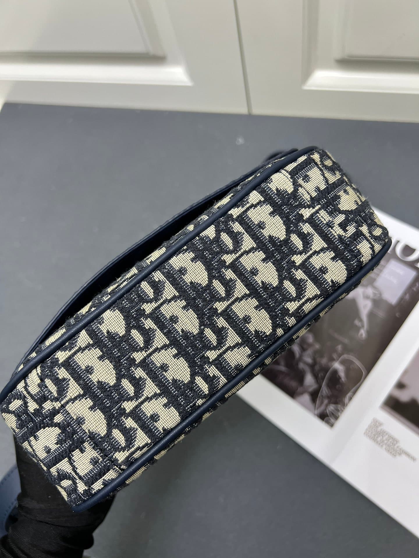 C1777 The Dior top-tier original men’s bag, the Messenger bag, is a new item in the 2024 autumn men’s fashion collection. It features a flip cover, showcasing a practical and classic design. The Dior Gravity print on the leather uses embossing techniques  — image 8