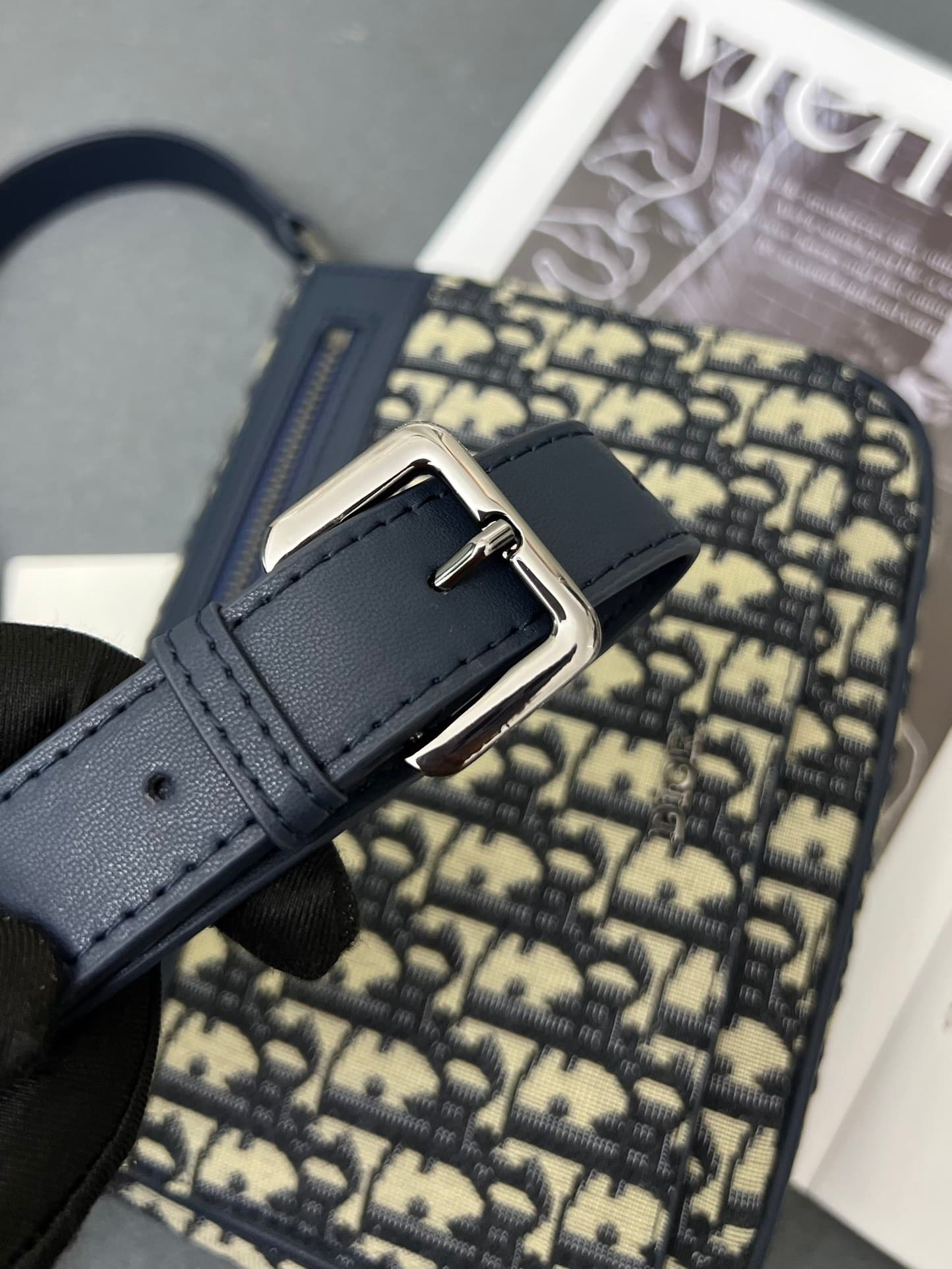 C1777 The Dior top-tier original men’s bag, the Messenger bag, is a new item in the 2024 autumn men’s fashion collection. It features a flip cover, showcasing a practical and classic design. The Dior Gravity print on the leather uses embossing techniques  — image 5