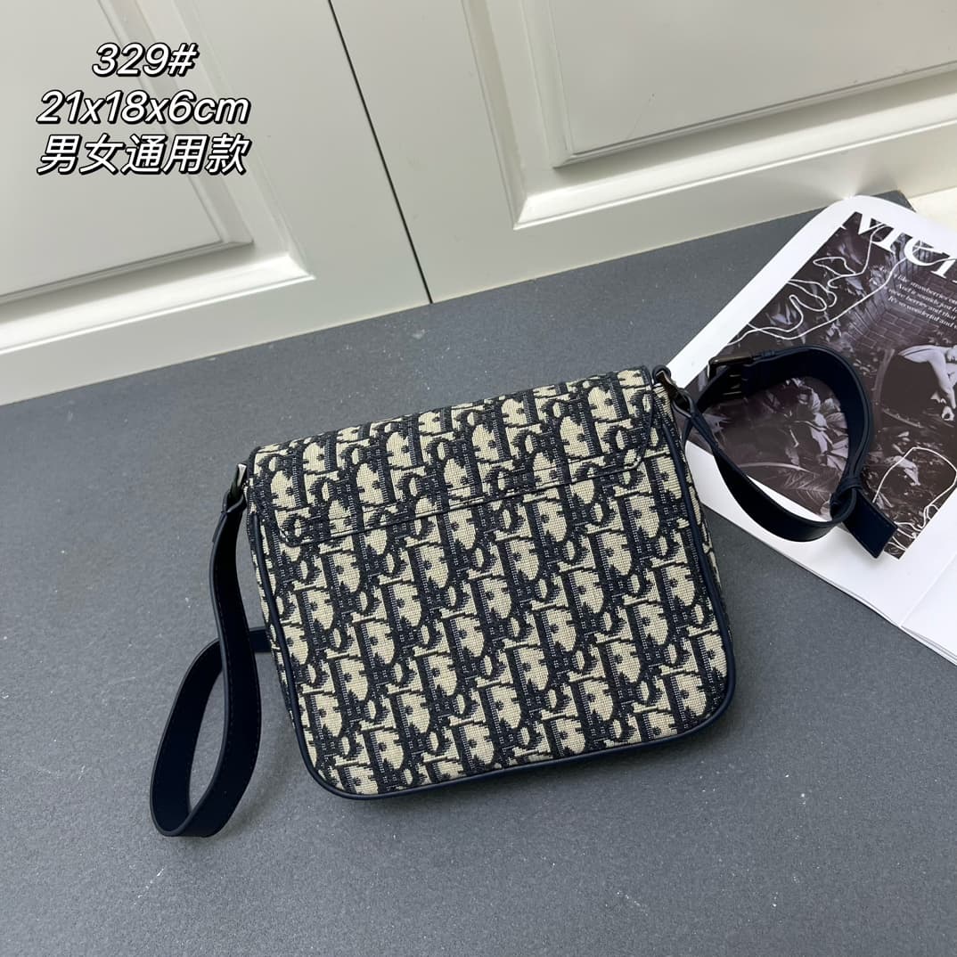 C1777 The Dior top-tier original men’s bag, the Messenger bag, is a new item in the 2024 autumn men’s fashion collection. It features a flip cover, showcasing a practical and classic design. The Dior Gravity print on the leather uses embossing techniques  — image 2