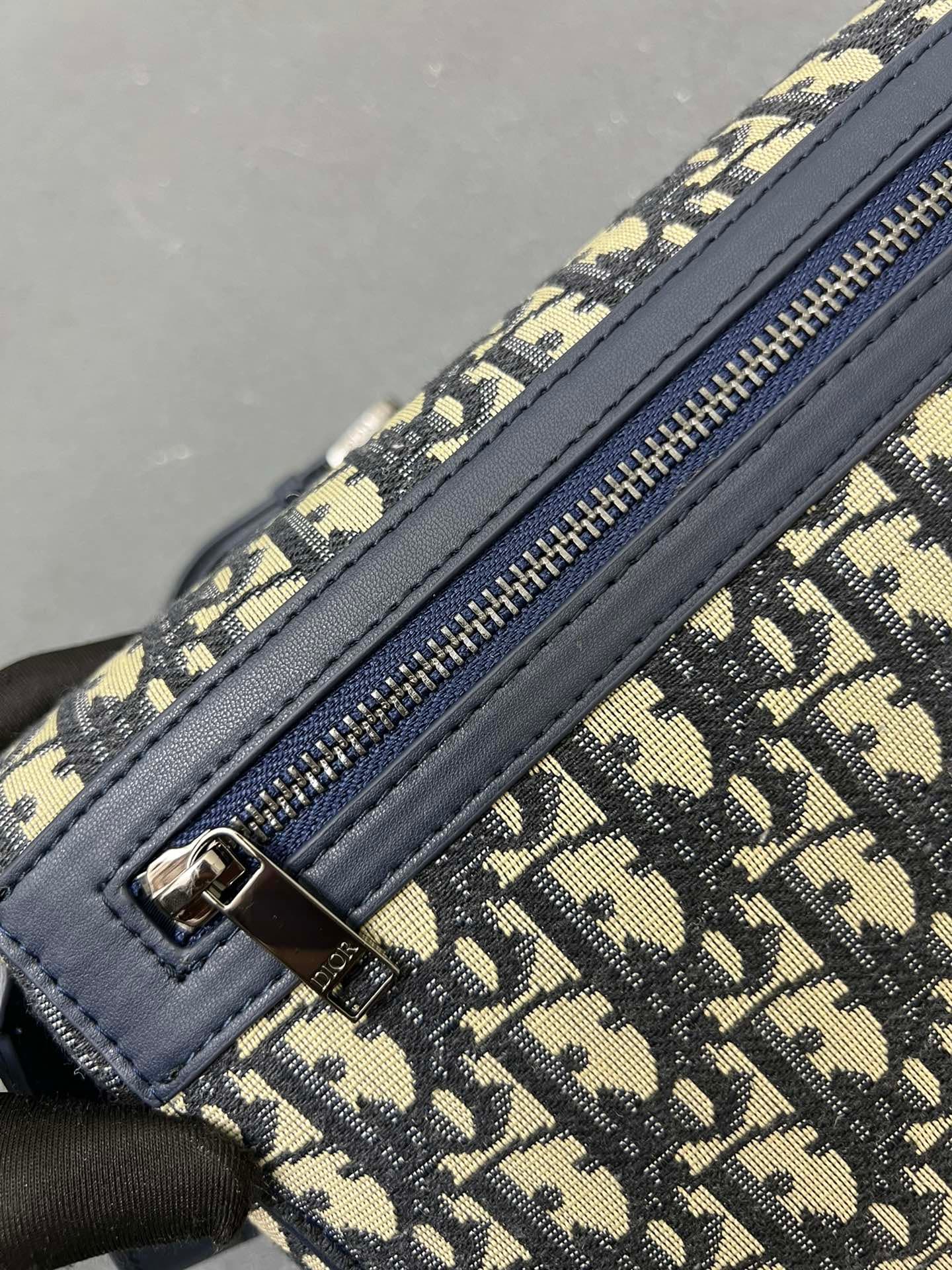 C1777 The Dior top-tier original men’s bag, the Messenger bag, is a new item in the 2024 autumn men’s fashion collection. It features a flip cover, showcasing a practical and classic design. The Dior Gravity print on the leather uses embossing techniques  — image 7