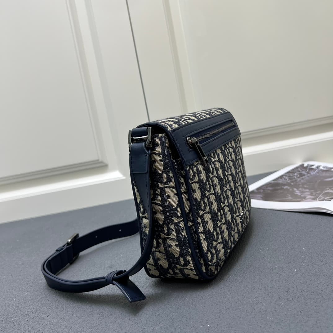 C1777 The Dior top-tier original men’s bag, the Messenger bag, is a new item in the 2024 autumn men’s fashion collection. It features a flip cover, showcasing a practical and classic design. The Dior Gravity print on the leather uses embossing techniques  — image 3