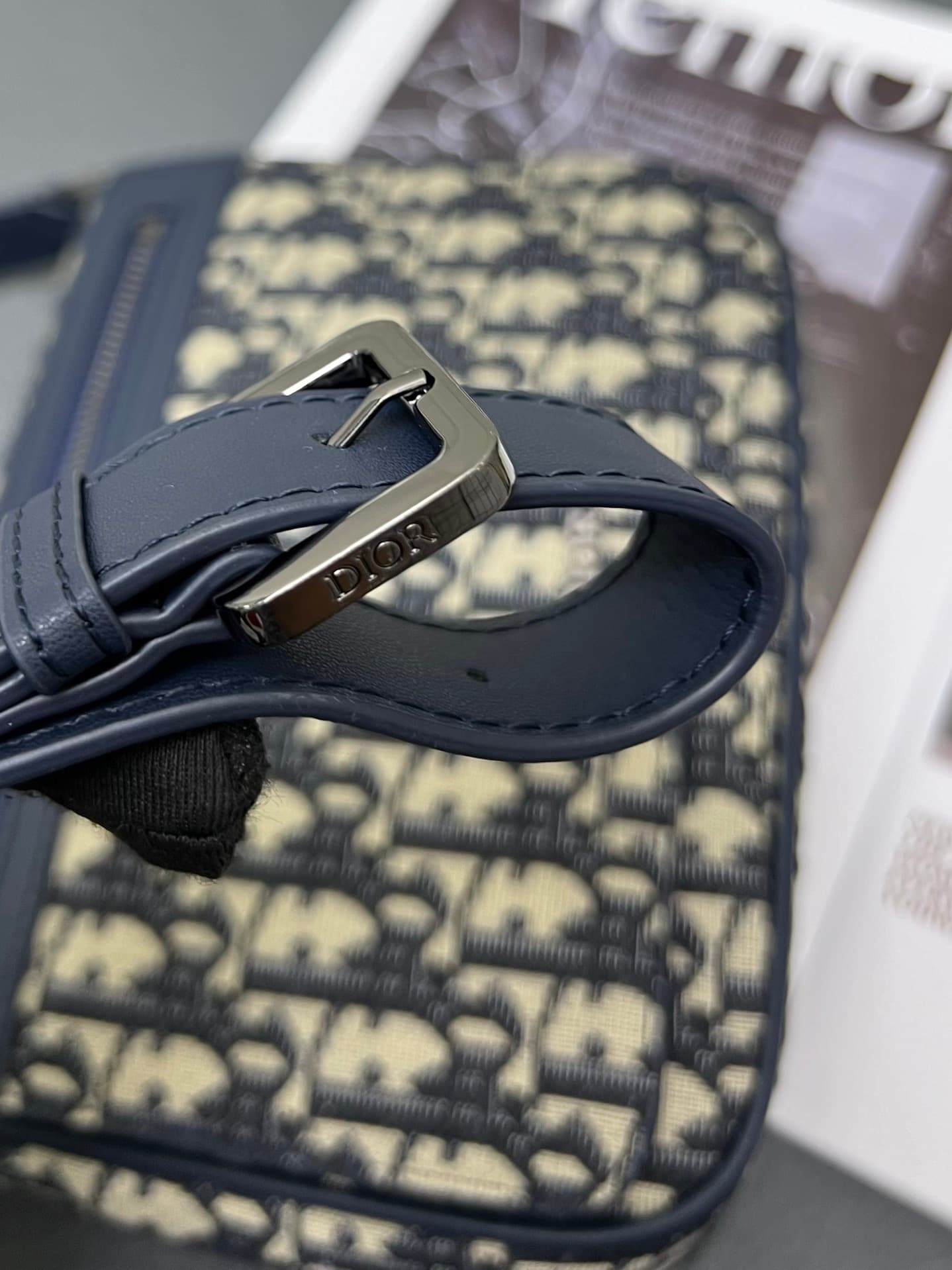 C1777 The Dior top-tier original men’s bag, the Messenger bag, is a new item in the 2024 autumn men’s fashion collection. It features a flip cover, showcasing a practical and classic design. The Dior Gravity print on the leather uses embossing techniques  — image 6