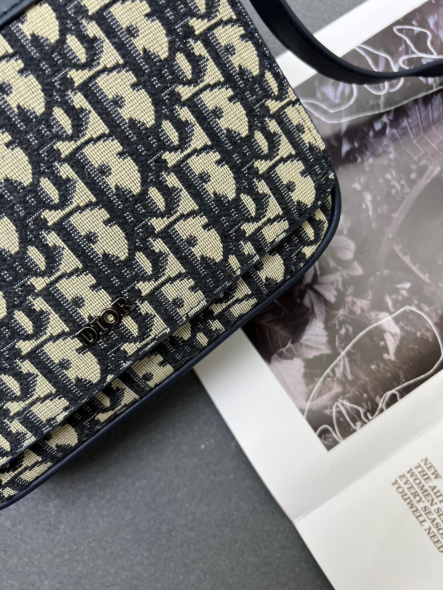 C1777 The Dior top-tier original men’s bag, the Messenger bag, is a new item in the 2024 autumn men’s fashion collection. It features a flip cover, showcasing a practical and classic design. The Dior Gravity print on the leather uses embossing techniques  — image 4