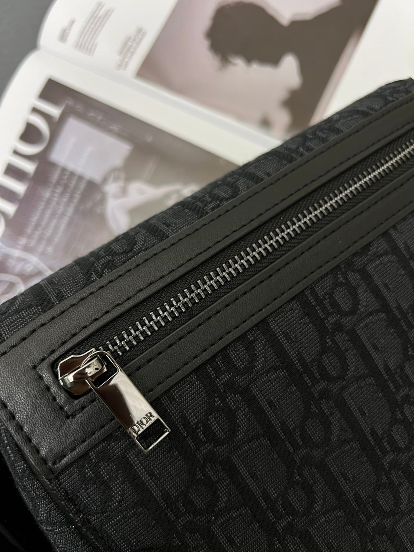 C1776 The Dior top-tier original men’s bag, the Messenger bag, is a new item in the 2024 autumn men’s fashion collection. It features a flip cover, showcasing a practical and classic design. The Dior Gravity print on the leather is delicately presented us — image 7