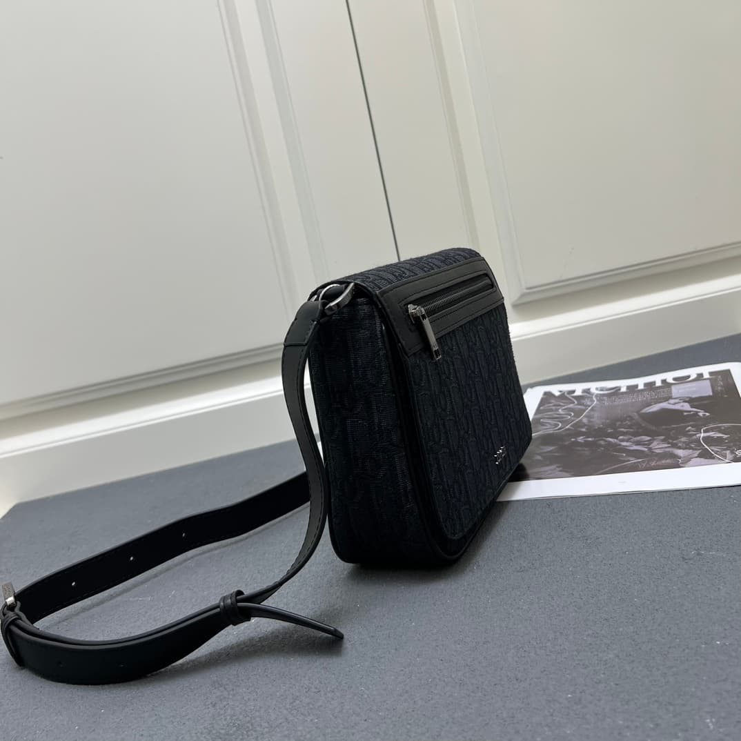 C1776 The Dior top-tier original men’s bag, the Messenger bag, is a new item in the 2024 autumn men’s fashion collection. It features a flip cover, showcasing a practical and classic design. The Dior Gravity print on the leather is delicately presented us — image 2