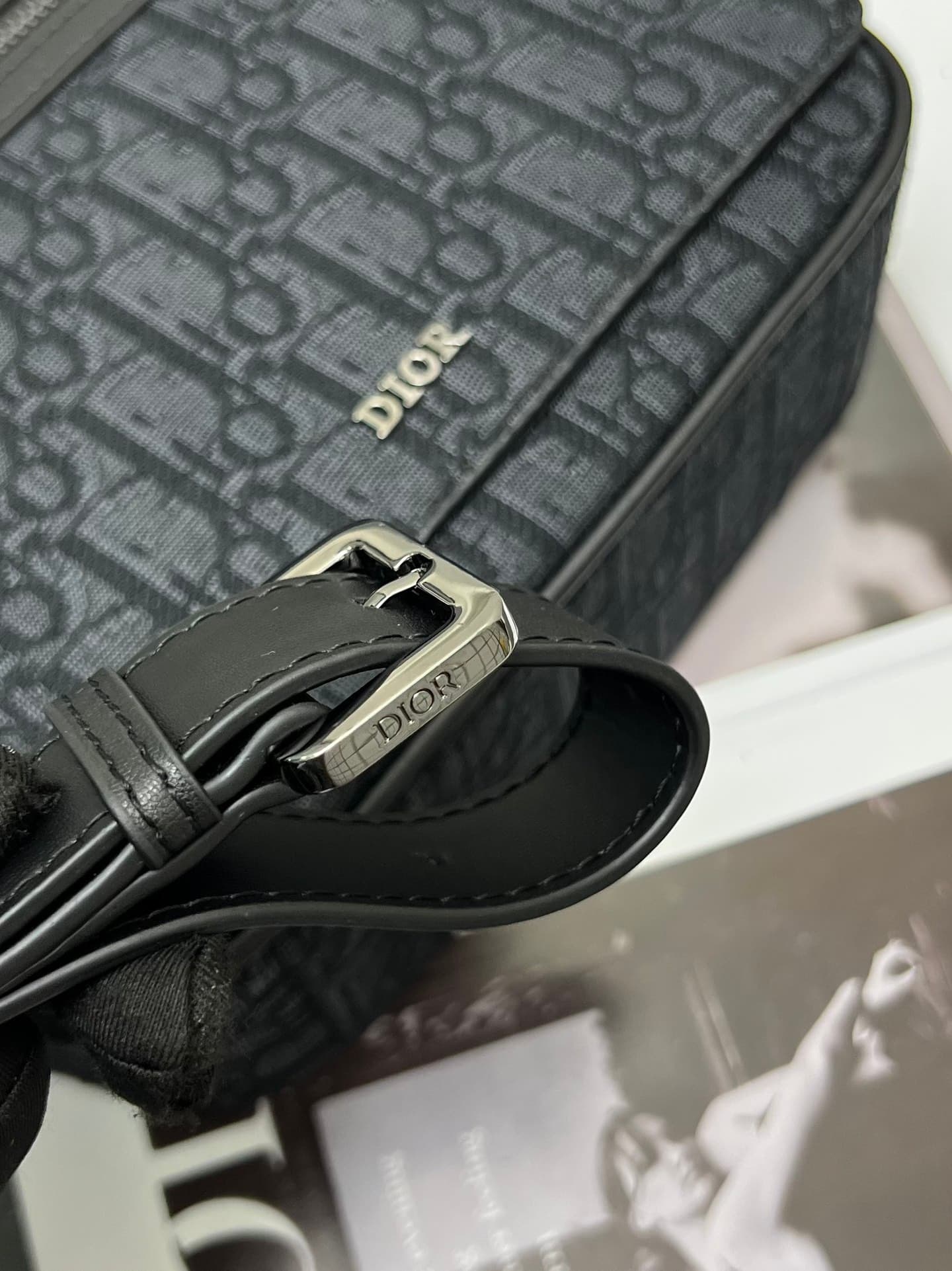 C1776 The Dior top-tier original men’s bag, the Messenger bag, is a new item in the 2024 autumn men’s fashion collection. It features a flip cover, showcasing a practical and classic design. The Dior Gravity print on the leather is delicately presented us — image 6