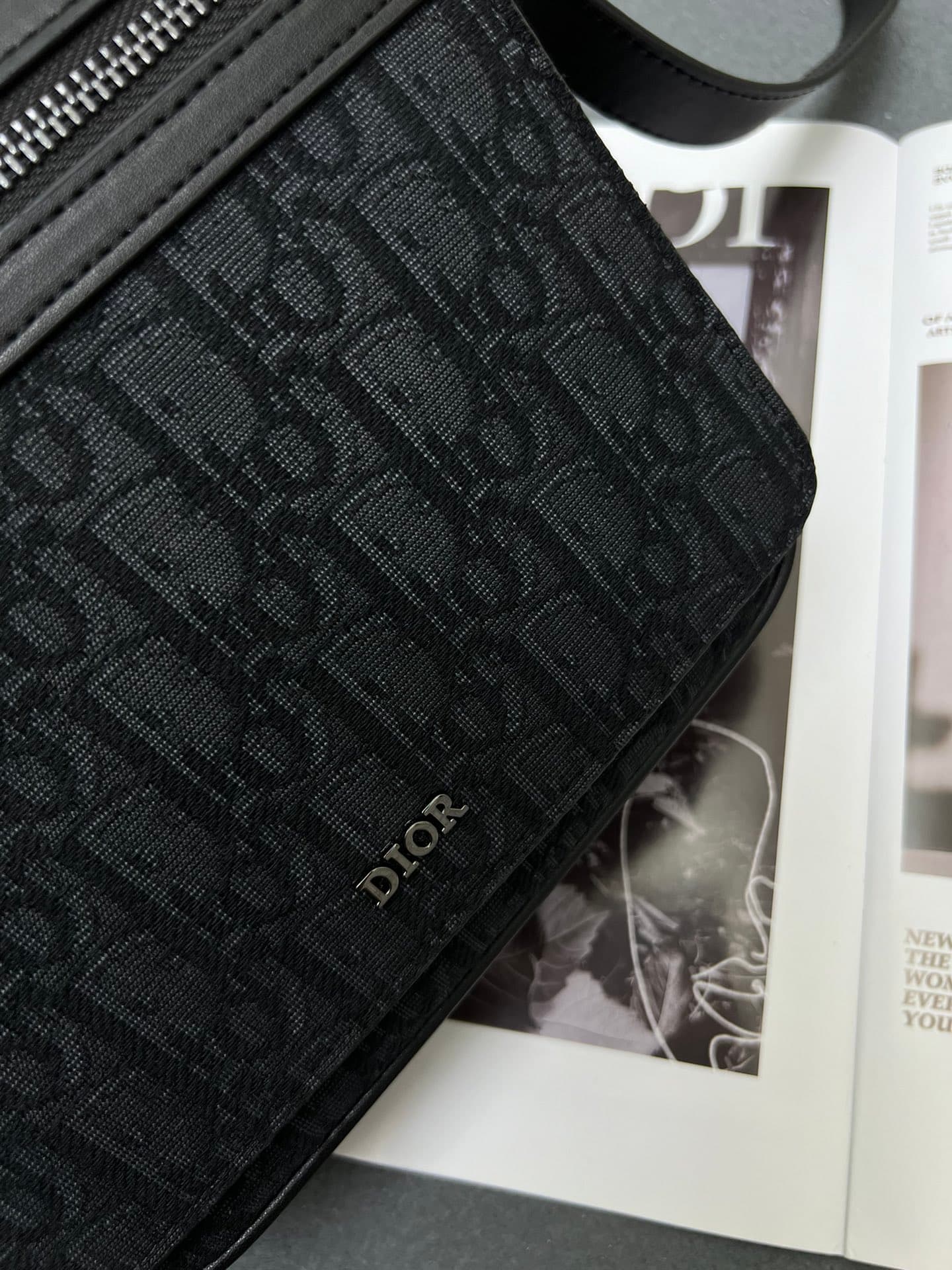 C1776 The Dior top-tier original men’s bag, the Messenger bag, is a new item in the 2024 autumn men’s fashion collection. It features a flip cover, showcasing a practical and classic design. The Dior Gravity print on the leather is delicately presented us — image 4
