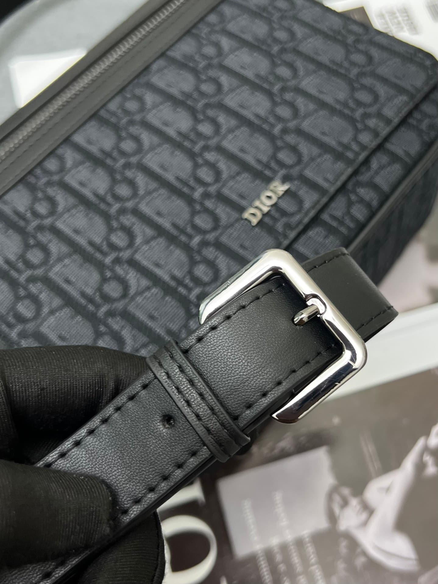 C1776 The Dior top-tier original men’s bag, the Messenger bag, is a new item in the 2024 autumn men’s fashion collection. It features a flip cover, showcasing a practical and classic design. The Dior Gravity print on the leather is delicately presented us — image 5