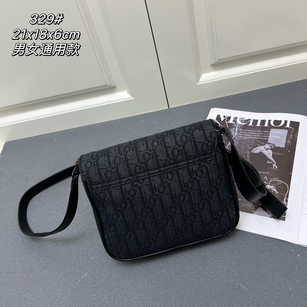 C1776 The Dior top-tier original men’s bag, the Messenger bag, is a new item in the 2024 autumn men’s fashion collection. It features a flip cover, showcasing a practical and classic design. The Dior Gravity print on the leather is delicately presented us — image 3