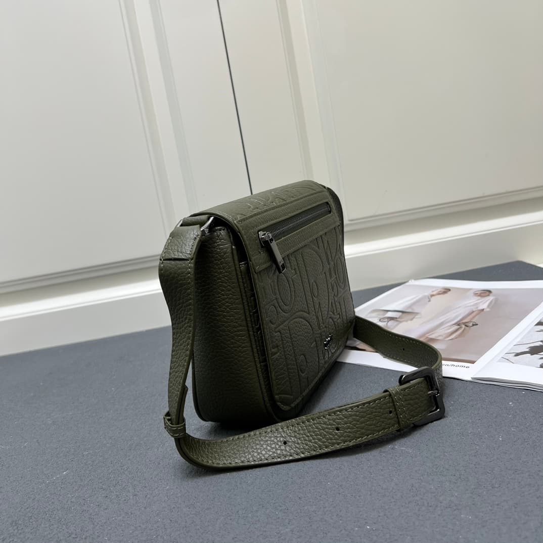 C1775 The Dior top-tier original men’s bag, the Messenger bag, is a new item in the 2024 autumn men’s collection. It features a flip cover, showcasing a practical and classic design. The Dior Gravity print on the leather is delicately presented through em — image 3