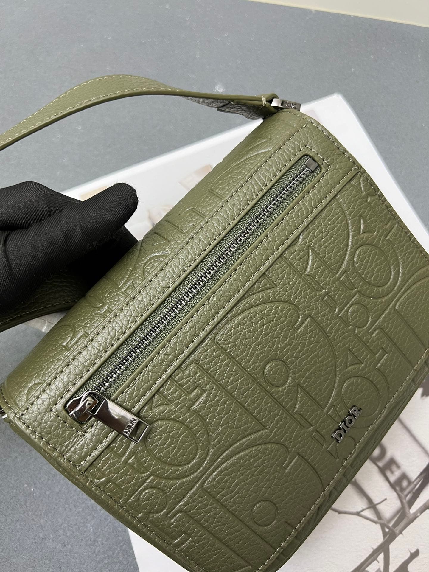 C1775 The Dior top-tier original men’s bag, the Messenger bag, is a new item in the 2024 autumn men’s collection. It features a flip cover, showcasing a practical and classic design. The Dior Gravity print on the leather is delicately presented through em — image 6