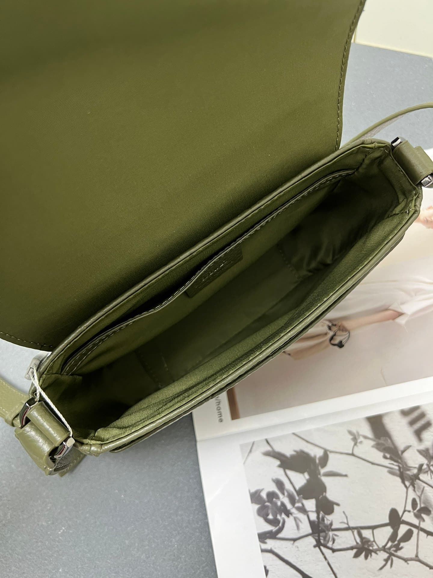 C1775 The Dior top-tier original men’s bag, the Messenger bag, is a new item in the 2024 autumn men’s collection. It features a flip cover, showcasing a practical and classic design. The Dior Gravity print on the leather is delicately presented through em — image 8