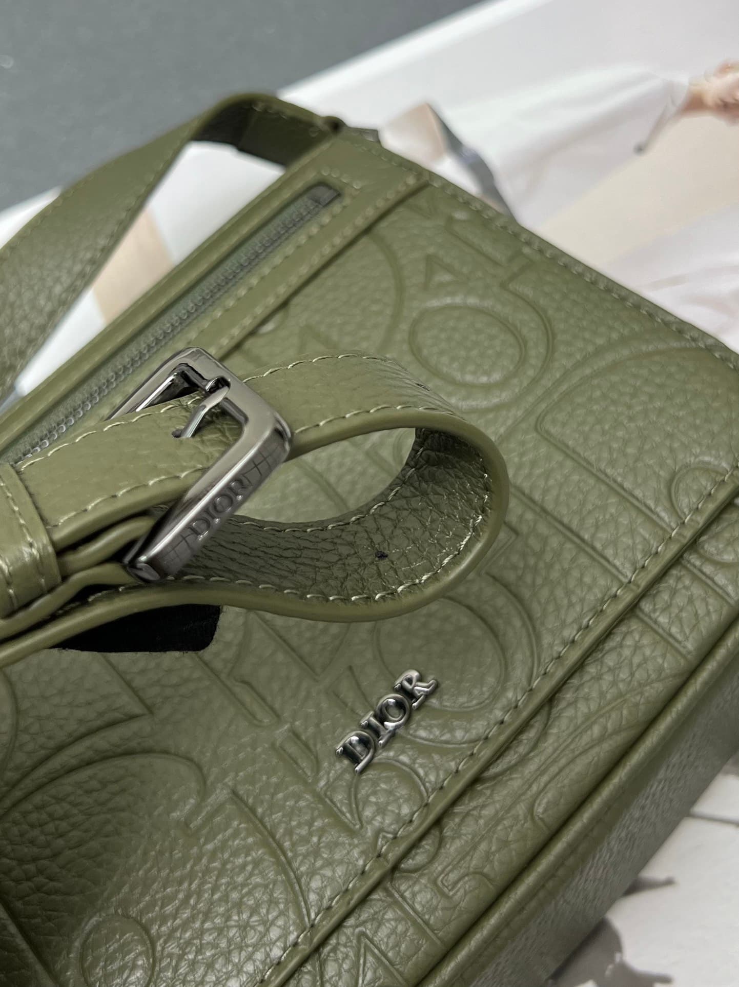 C1775 The Dior top-tier original men’s bag, the Messenger bag, is a new item in the 2024 autumn men’s collection. It features a flip cover, showcasing a practical and classic design. The Dior Gravity print on the leather is delicately presented through em — image 5