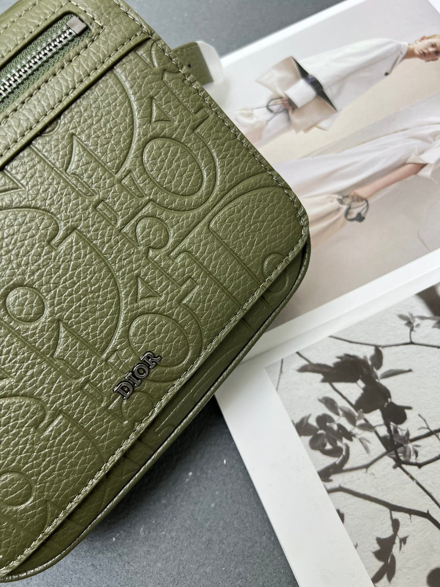 C1775 The Dior top-tier original men’s bag, the Messenger bag, is a new item in the 2024 autumn men’s collection. It features a flip cover, showcasing a practical and classic design. The Dior Gravity print on the leather is delicately presented through em — image 4
