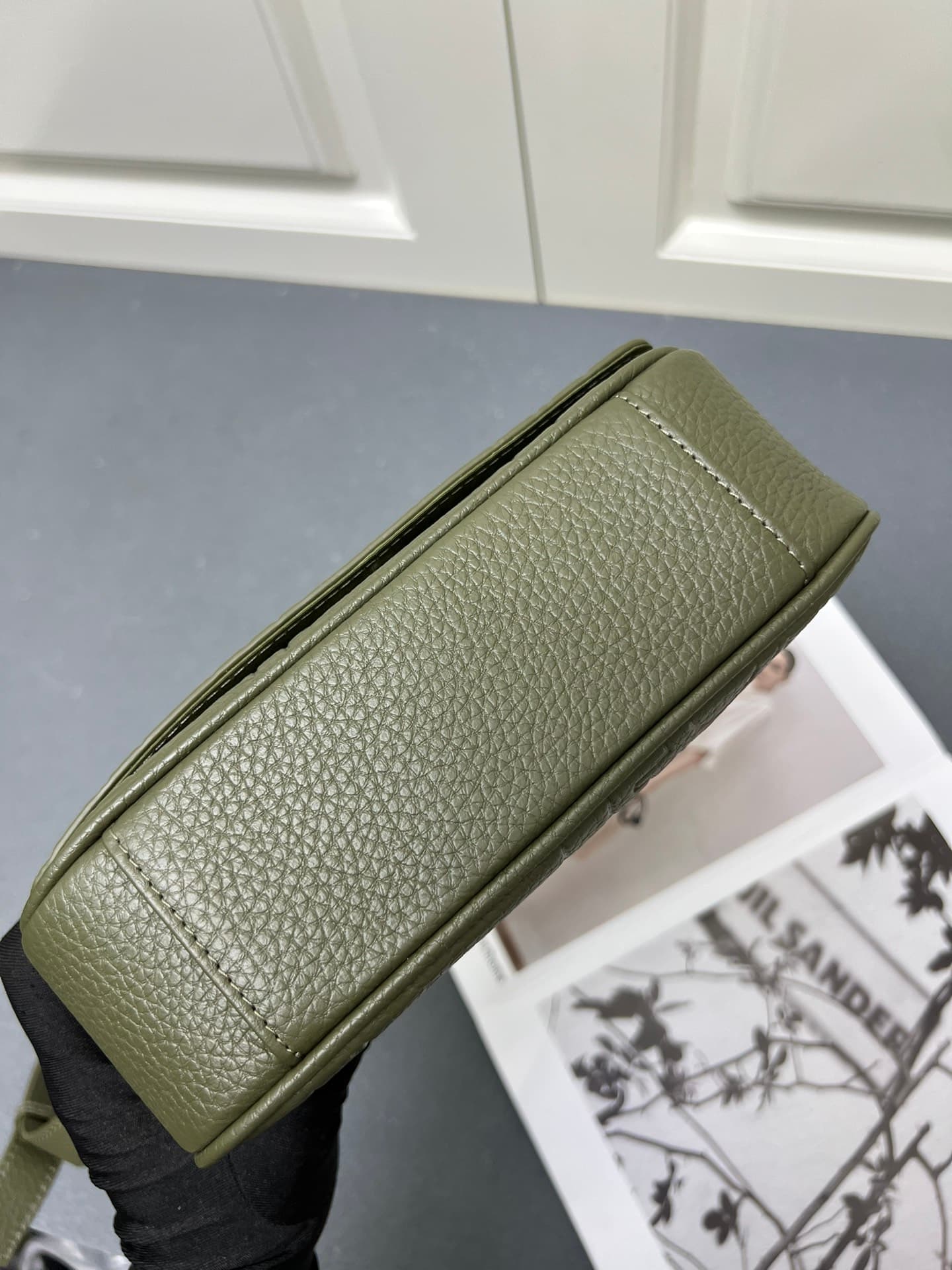 C1775 The Dior top-tier original men’s bag, the Messenger bag, is a new item in the 2024 autumn men’s collection. It features a flip cover, showcasing a practical and classic design. The Dior Gravity print on the leather is delicately presented through em — image 7
