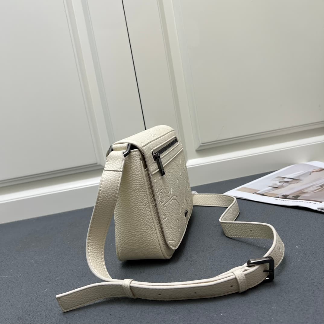C1774 The Dior top-tier original men’s bag, the Messenger bag, is a new item in the 2024 autumn men’s fashion collection. It features a flip cover, showcasing a practical and classic design. The Dior Gravity print on the leather is presented through embos — image 3