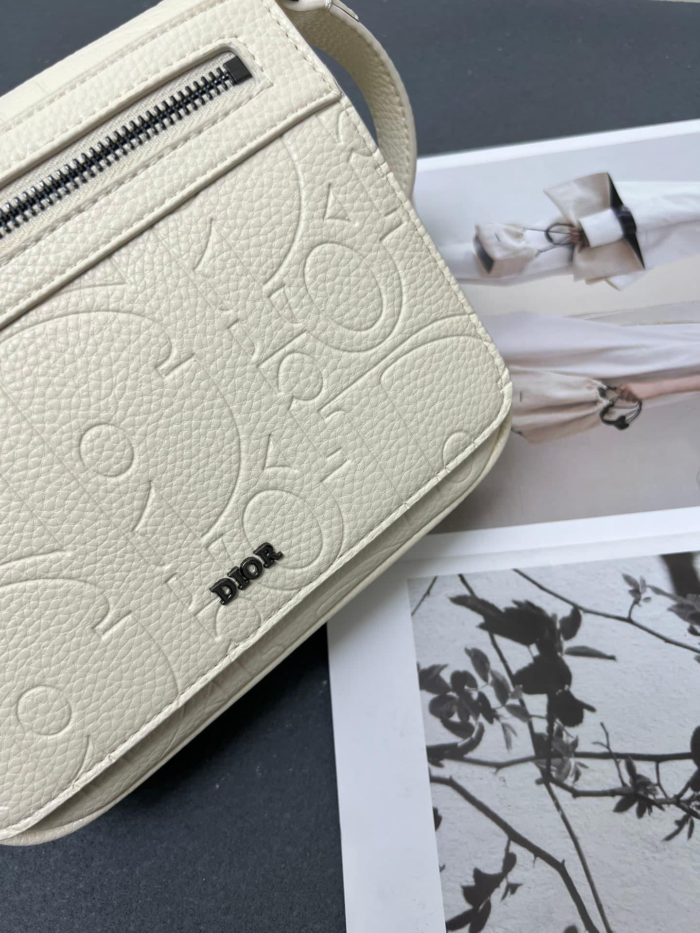 C1774 The Dior top-tier original men’s bag, the Messenger bag, is a new item in the 2024 autumn men’s fashion collection. It features a flip cover, showcasing a practical and classic design. The Dior Gravity print on the leather is presented through embos — image 4