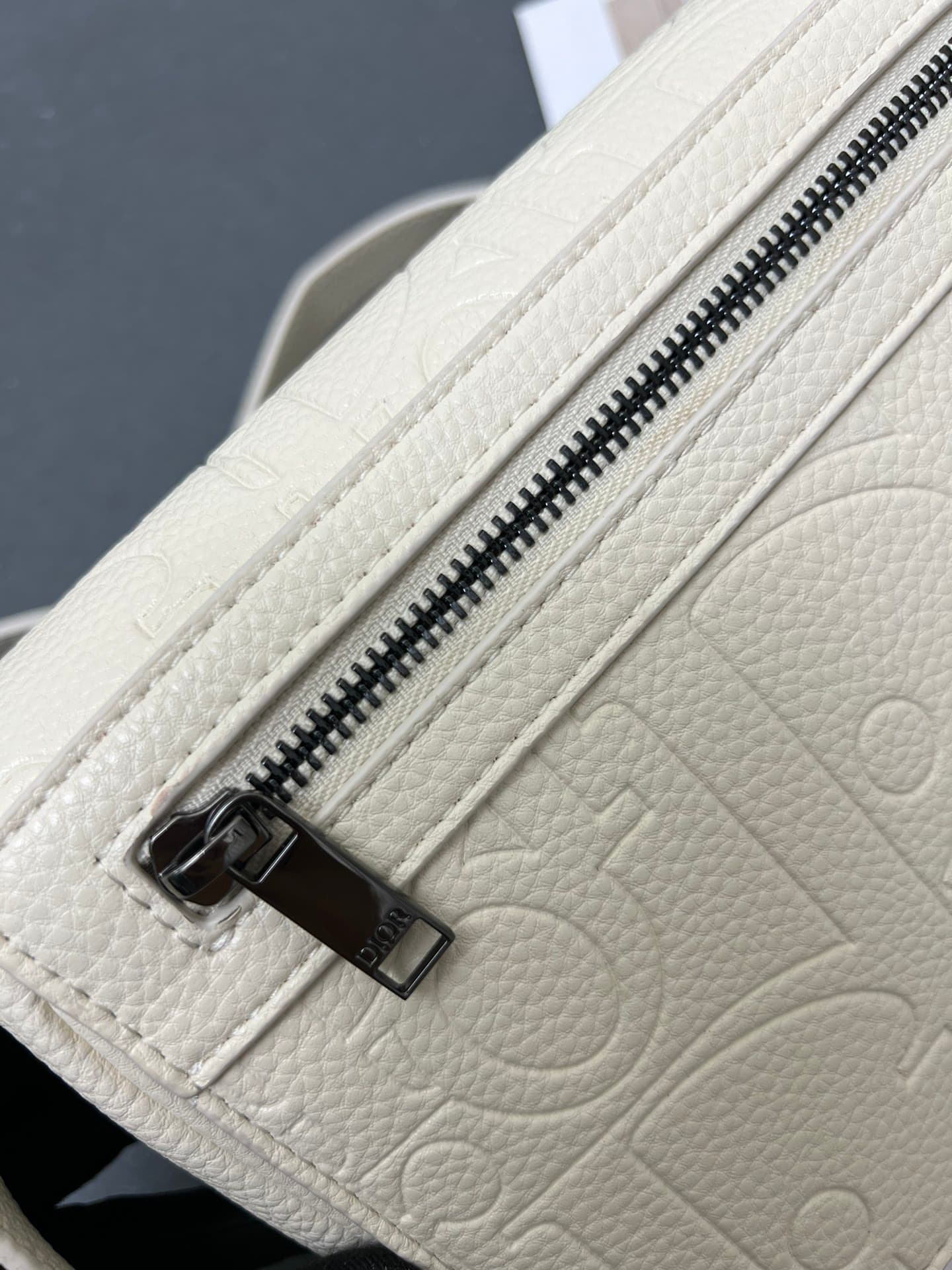 C1774 The Dior top-tier original men’s bag, the Messenger bag, is a new item in the 2024 autumn men’s fashion collection. It features a flip cover, showcasing a practical and classic design. The Dior Gravity print on the leather is presented through embos — image 5