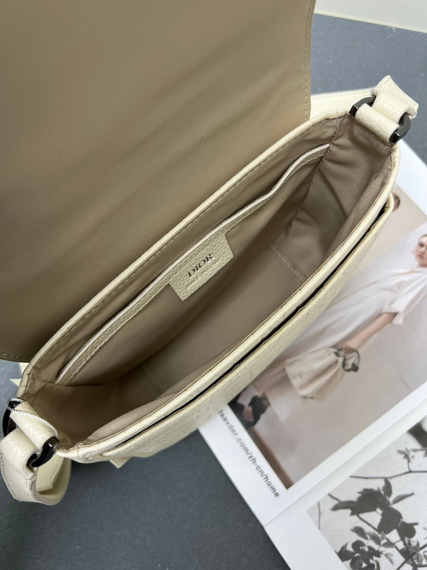 C1774 The Dior top-tier original men’s bag, the Messenger bag, is a new item in the 2024 autumn men’s fashion collection. It features a flip cover, showcasing a practical and classic design. The Dior Gravity print on the leather is presented through embos — image 8