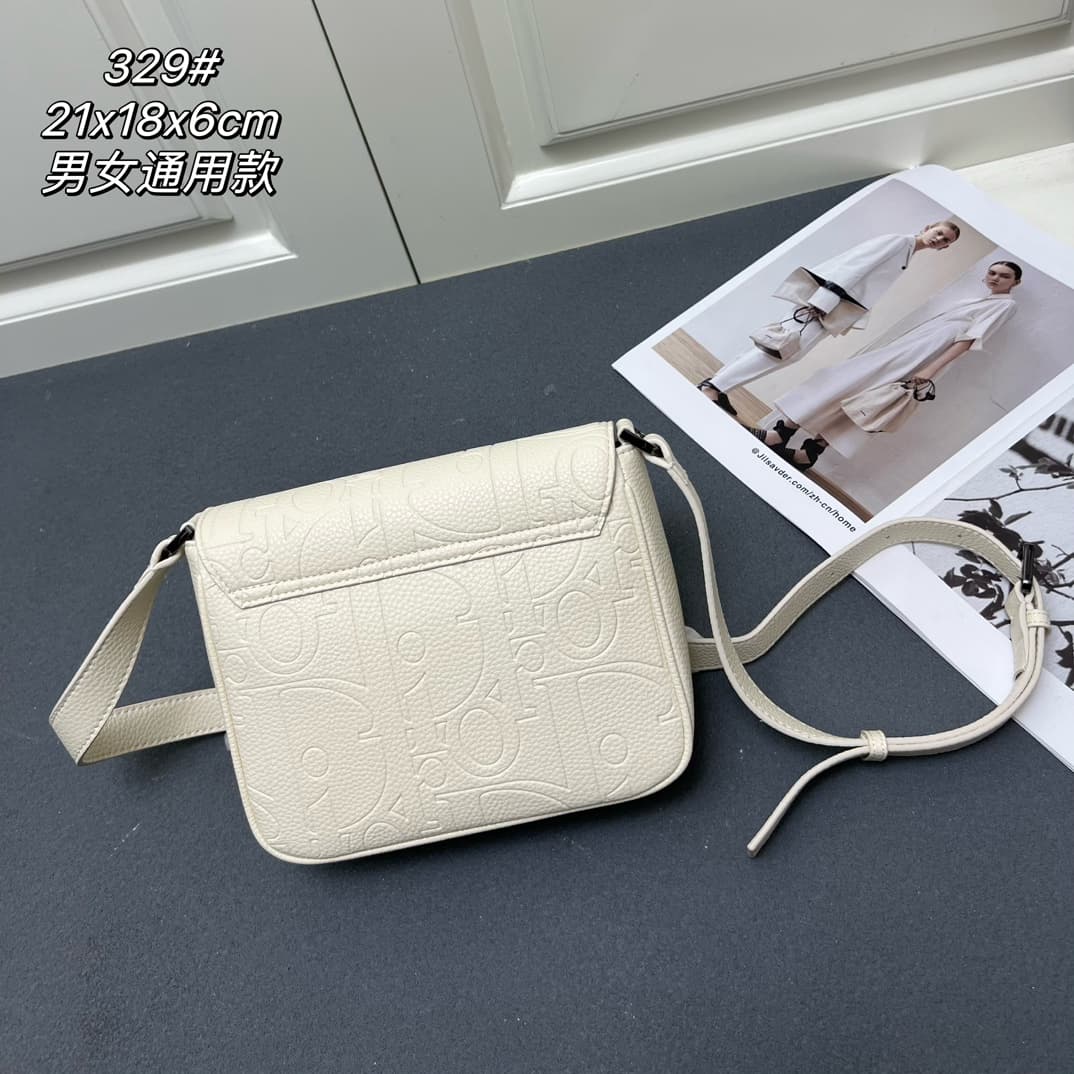 C1774 The Dior top-tier original men’s bag, the Messenger bag, is a new item in the 2024 autumn men’s fashion collection. It features a flip cover, showcasing a practical and classic design. The Dior Gravity print on the leather is presented through embos — image 2