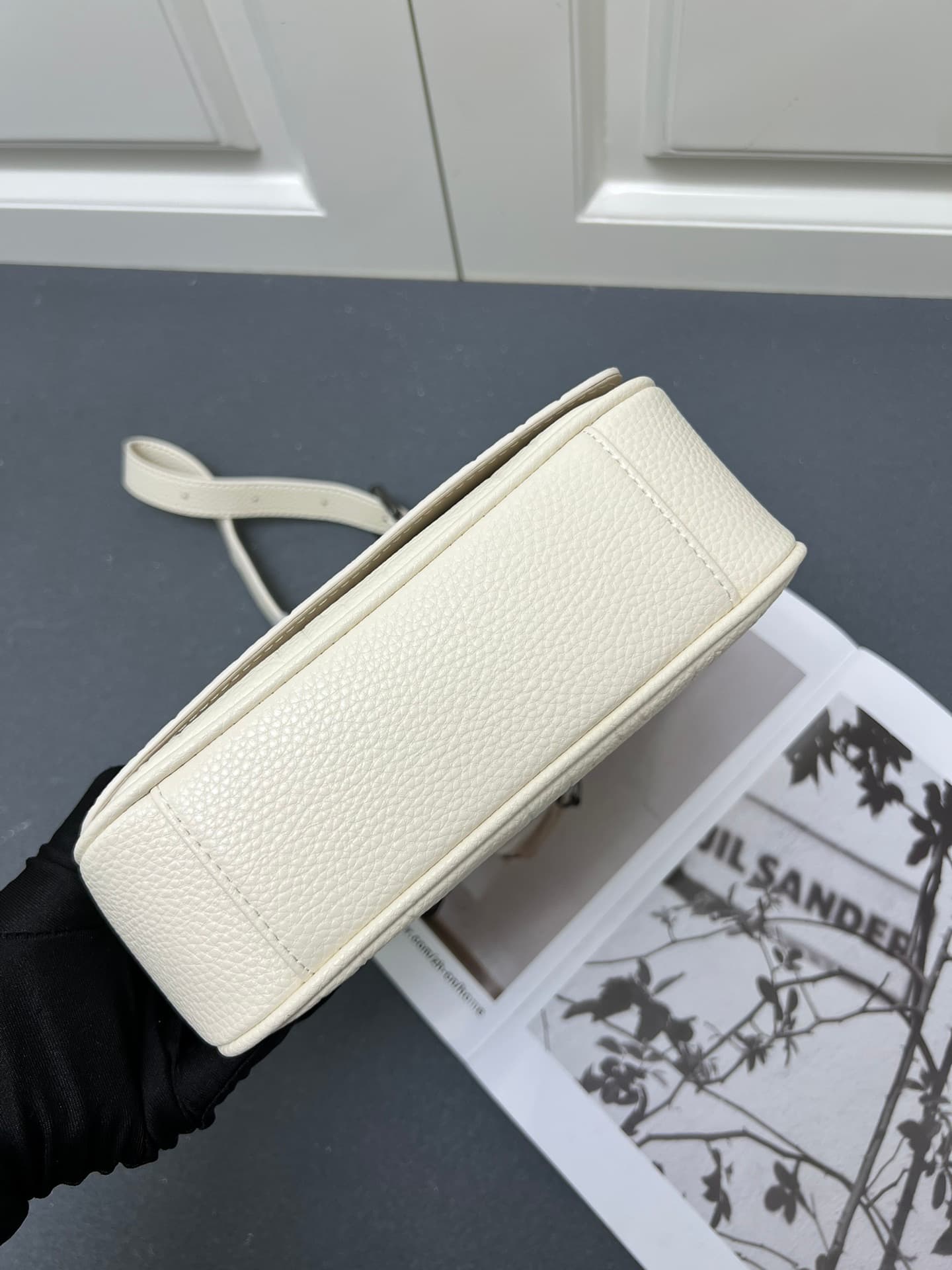 C1774 The Dior top-tier original men’s bag, the Messenger bag, is a new item in the 2024 autumn men’s fashion collection. It features a flip cover, showcasing a practical and classic design. The Dior Gravity print on the leather is presented through embos — image 7