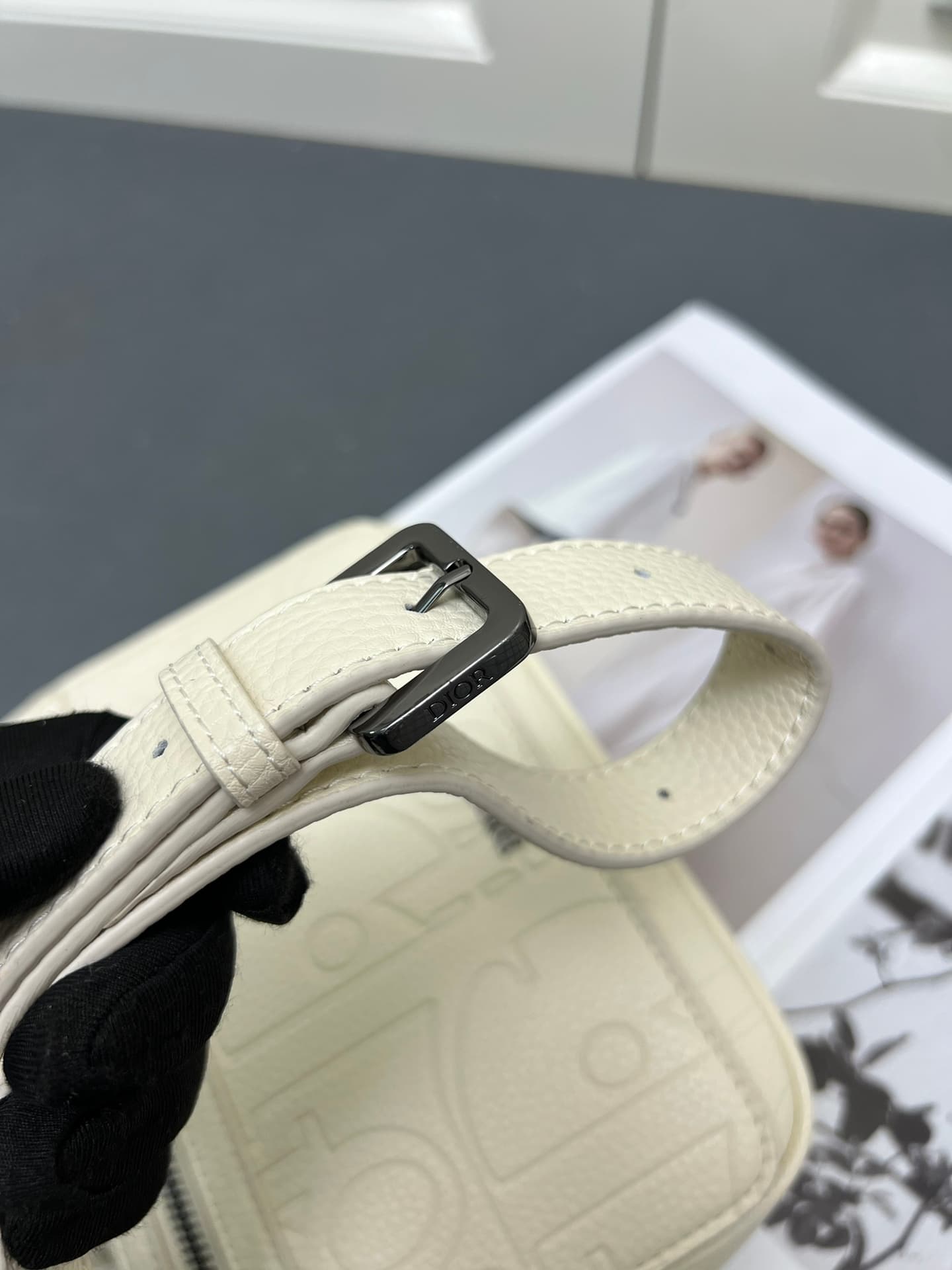 C1774 The Dior top-tier original men’s bag, the Messenger bag, is a new item in the 2024 autumn men’s fashion collection. It features a flip cover, showcasing a practical and classic design. The Dior Gravity print on the leather is presented through embos — image 6