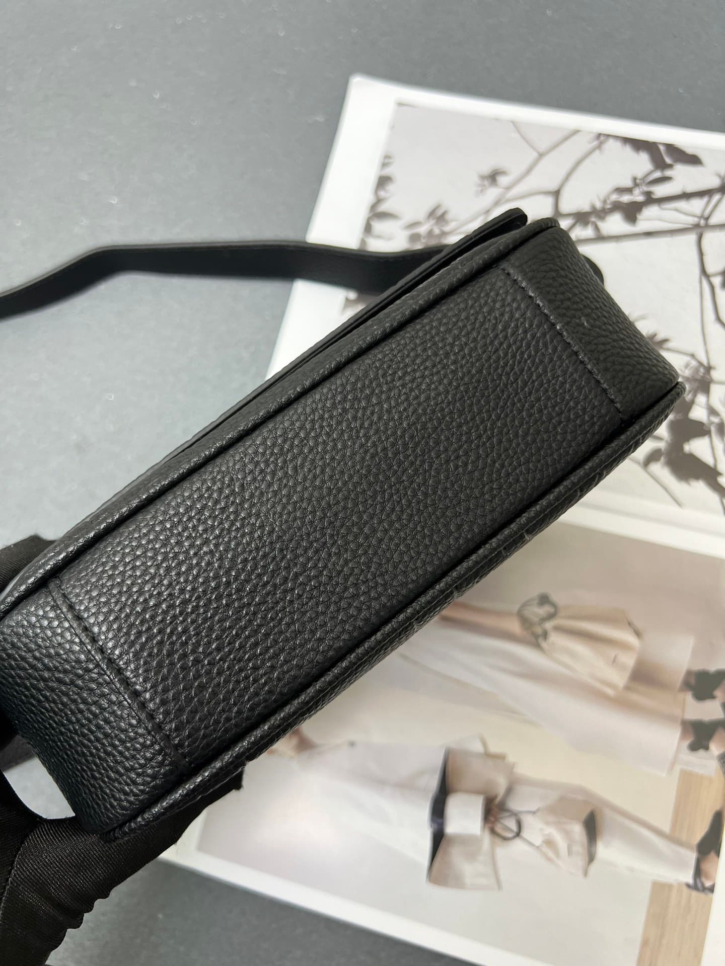 C1773 The Dior top-tier original men’s bag, the Messenger bag, is a new item in the 2024 autumn men’s fashion collection. It features a flip cover, showcasing a practical and classic design. The Dior Gravity print on the leather uses embossing techniques  — image 8