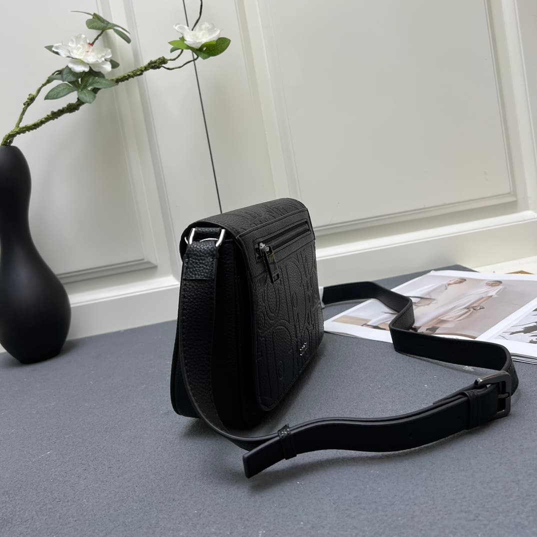 C1773 The Dior top-tier original men’s bag, the Messenger bag, is a new item in the 2024 autumn men’s fashion collection. It features a flip cover, showcasing a practical and classic design. The Dior Gravity print on the leather uses embossing techniques  — image 3
