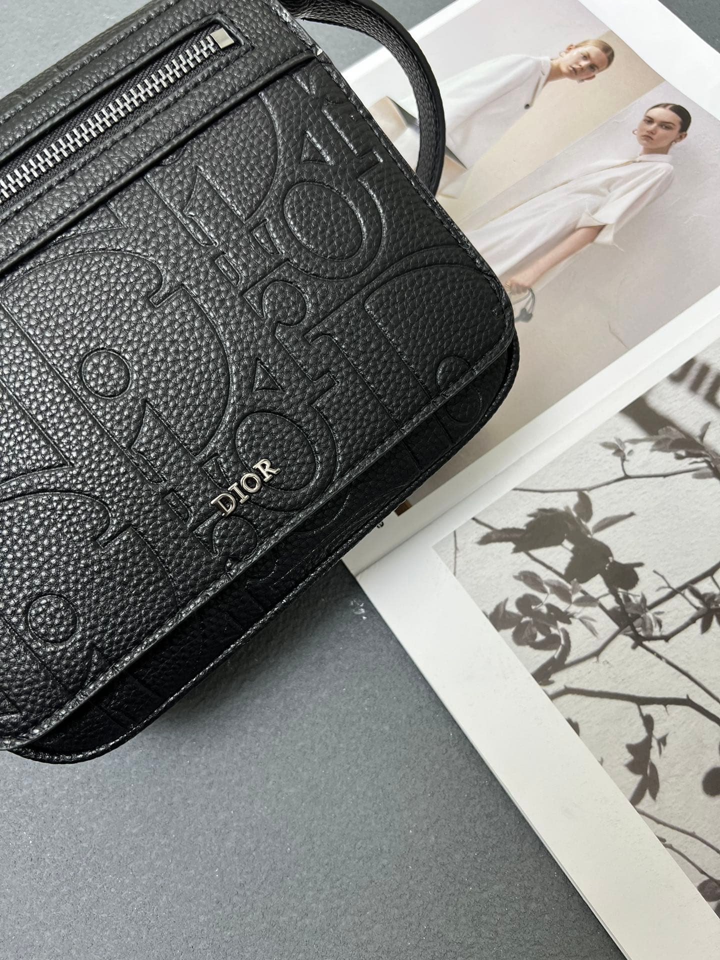 C1773 The Dior top-tier original men’s bag, the Messenger bag, is a new item in the 2024 autumn men’s fashion collection. It features a flip cover, showcasing a practical and classic design. The Dior Gravity print on the leather uses embossing techniques  — image 4