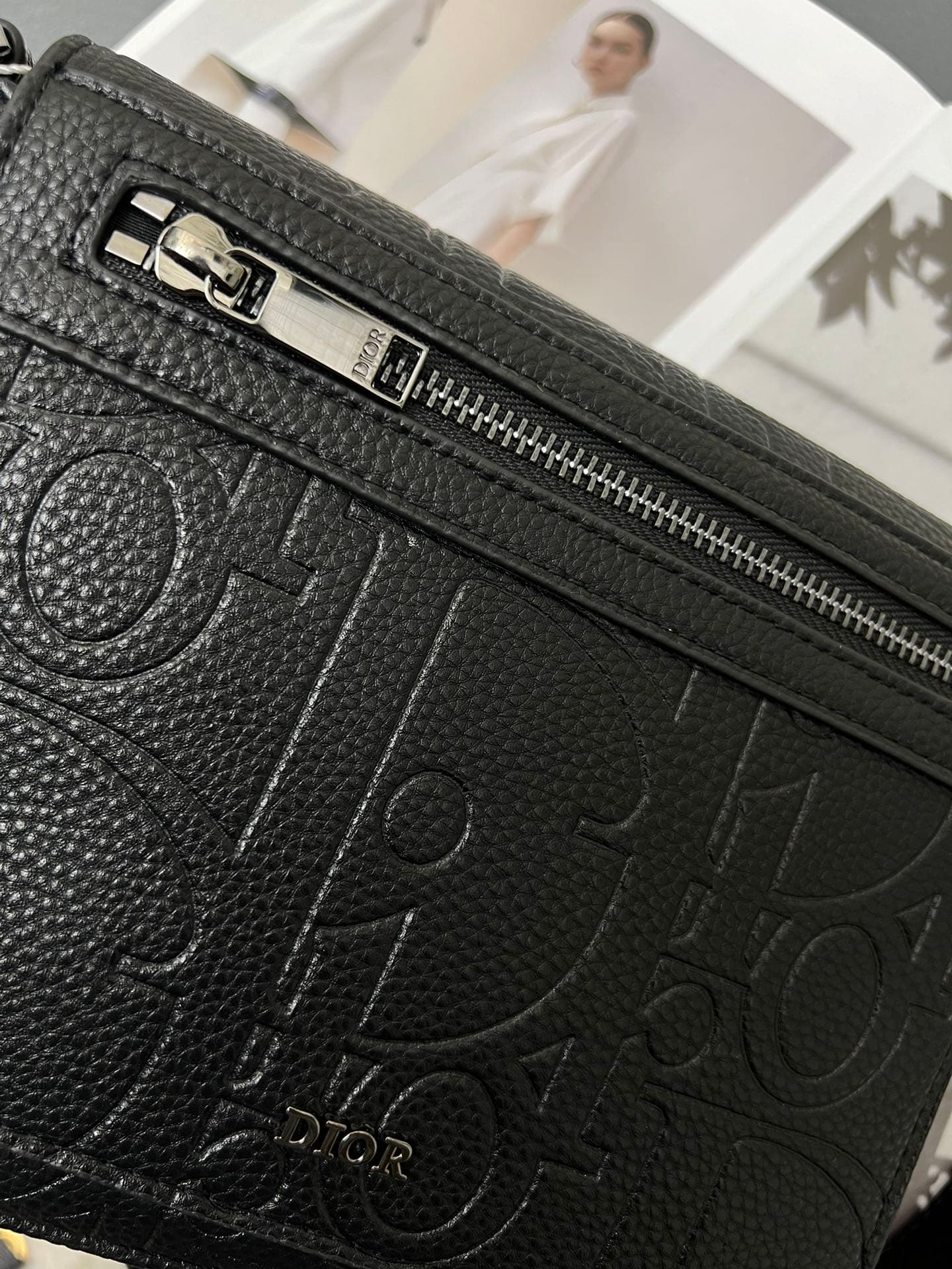 C1773 The Dior top-tier original men’s bag, the Messenger bag, is a new item in the 2024 autumn men’s fashion collection. It features a flip cover, showcasing a practical and classic design. The Dior Gravity print on the leather uses embossing techniques  — image 5