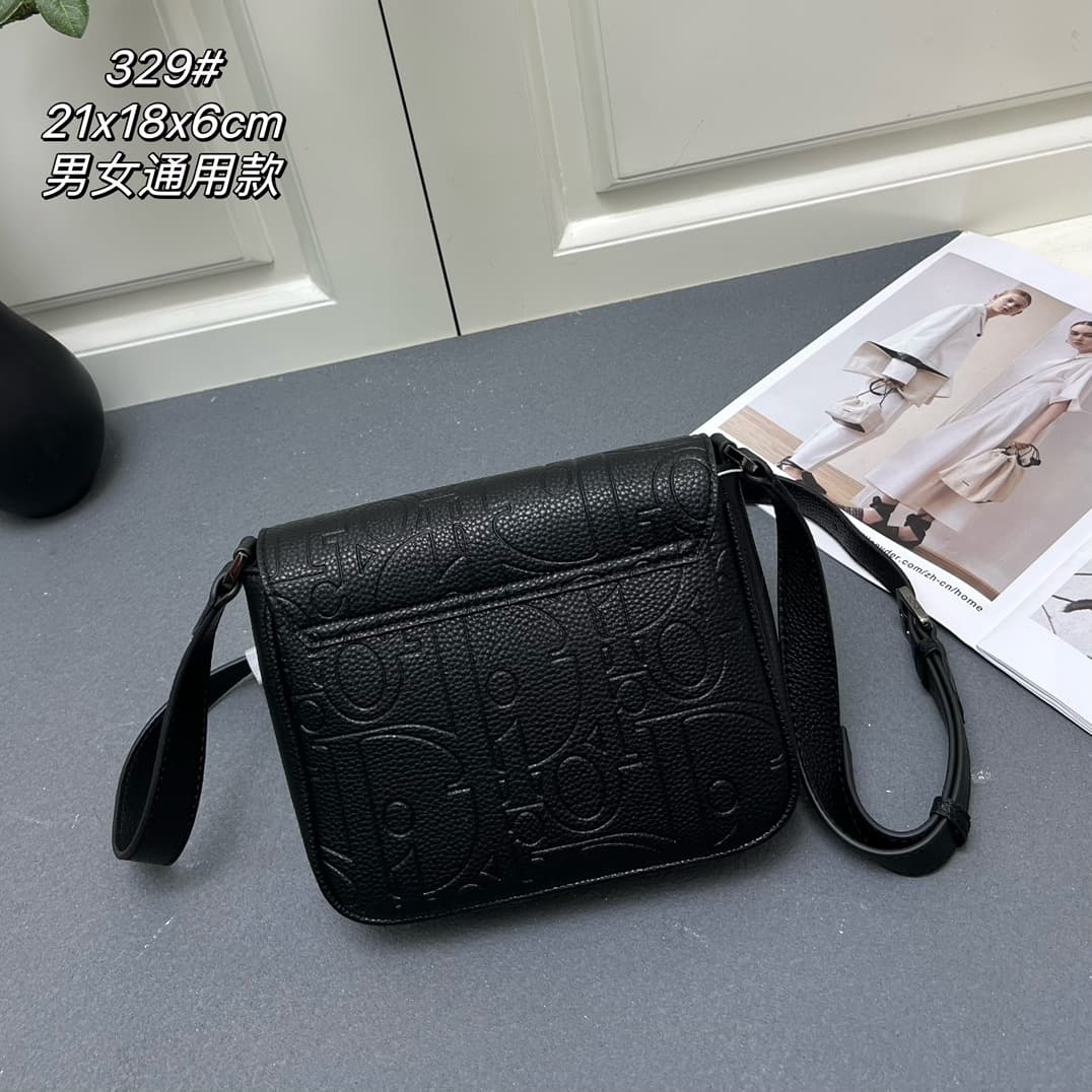 C1773 The Dior top-tier original men’s bag, the Messenger bag, is a new item in the 2024 autumn men’s fashion collection. It features a flip cover, showcasing a practical and classic design. The Dior Gravity print on the leather uses embossing techniques  — image 2