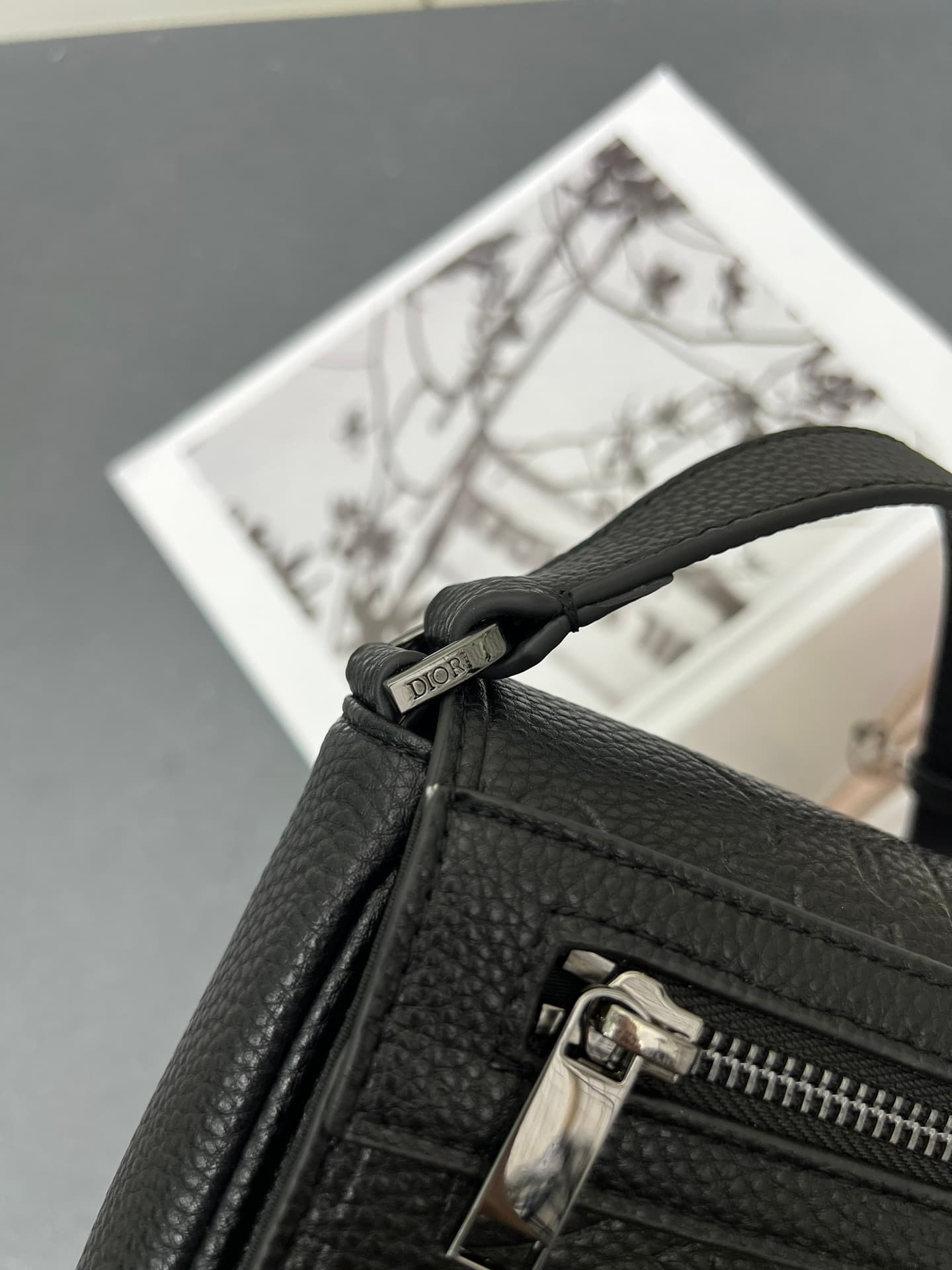 C1773 The Dior top-tier original men’s bag, the Messenger bag, is a new item in the 2024 autumn men’s fashion collection. It features a flip cover, showcasing a practical and classic design. The Dior Gravity print on the leather uses embossing techniques  — image 7