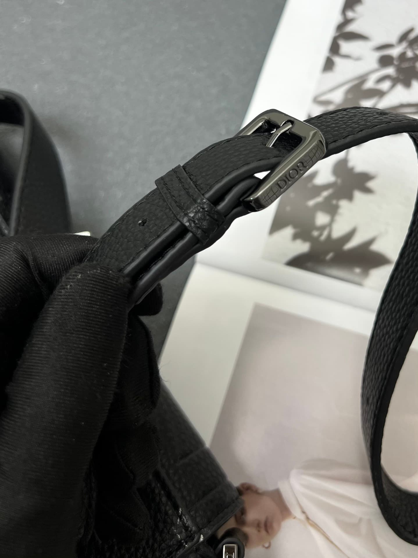 C1773 The Dior top-tier original men’s bag, the Messenger bag, is a new item in the 2024 autumn men’s fashion collection. It features a flip cover, showcasing a practical and classic design. The Dior Gravity print on the leather uses embossing techniques  — image 6