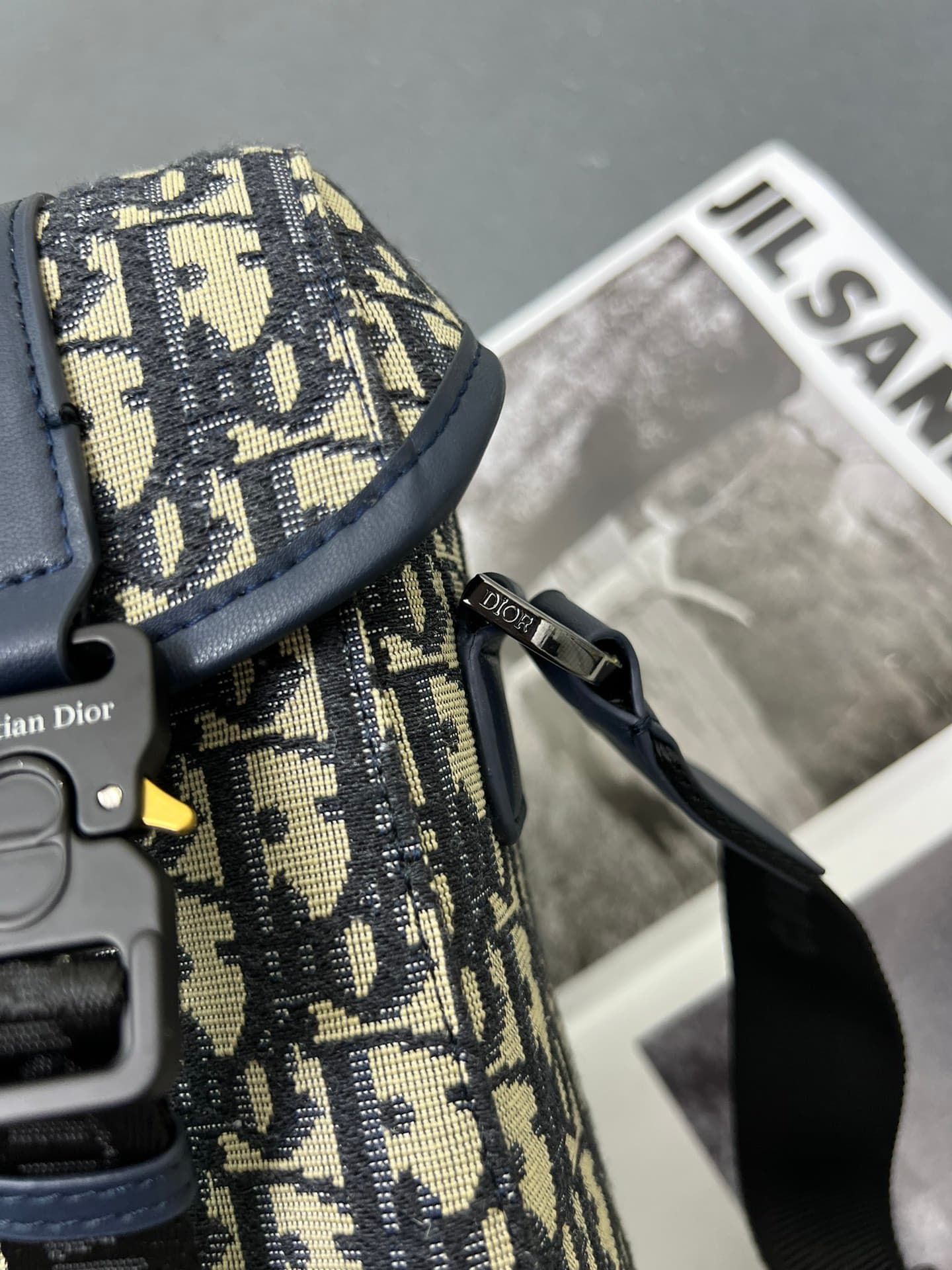 C1781 ¥ This messenger bag is a new product from the 2024 Autumn collection series. With its flip cover, the modern and stylish design perfectly embodies the high-end aesthetic, further enriching the Hit the Road series. The Gravity print effect on the le — image 6