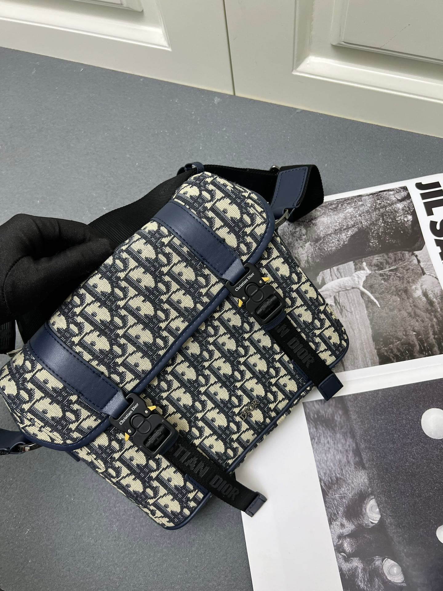 C1781 ¥ This messenger bag is a new product from the 2024 Autumn collection series. With its flip cover, the modern and stylish design perfectly embodies the high-end aesthetic, further enriching the Hit the Road series. The Gravity print effect on the le — image 4