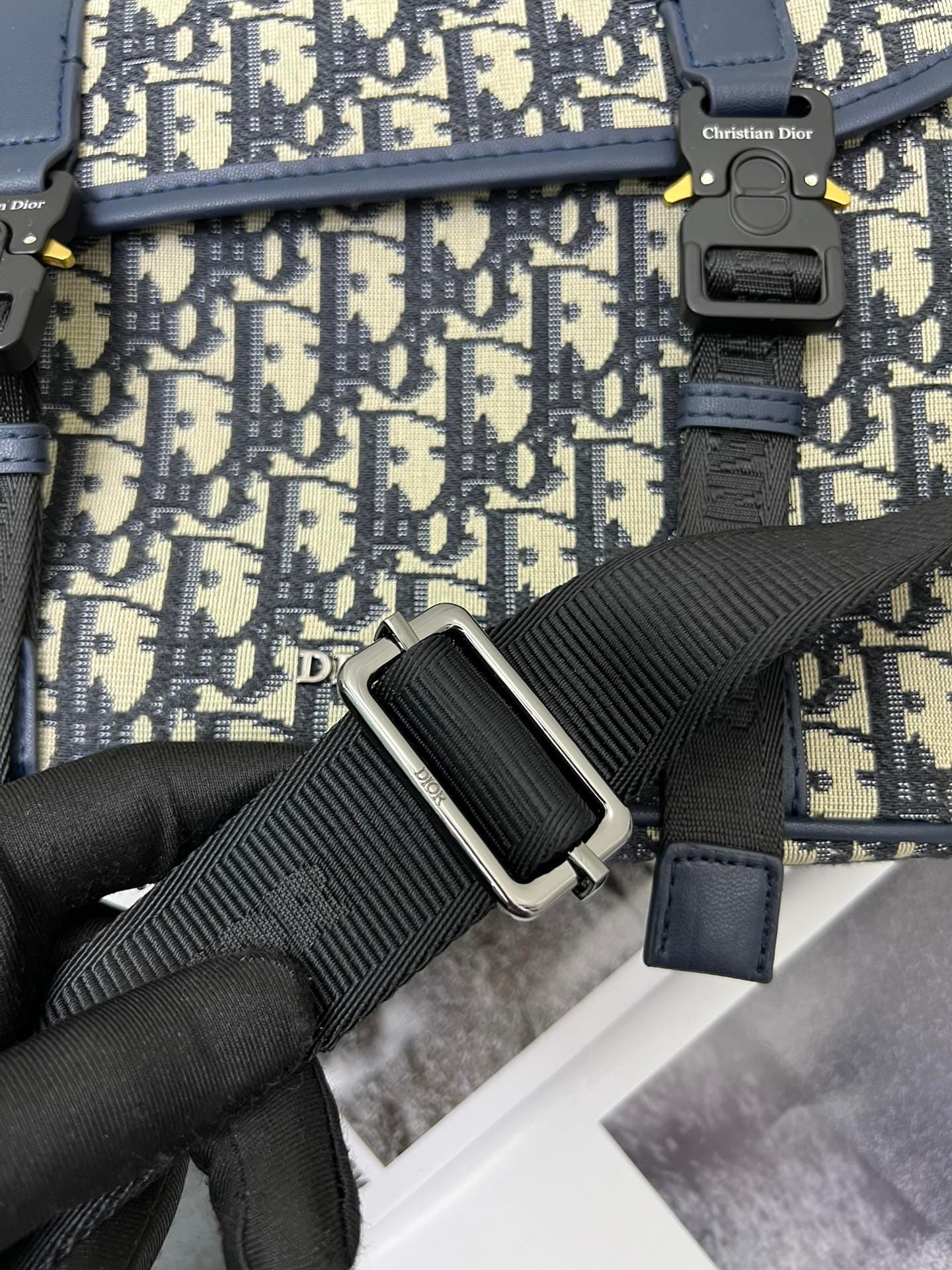 C1781 ¥ This messenger bag is a new product from the 2024 Autumn collection series. With its flip cover, the modern and stylish design perfectly embodies the high-end aesthetic, further enriching the Hit the Road series. The Gravity print effect on the le — image 8