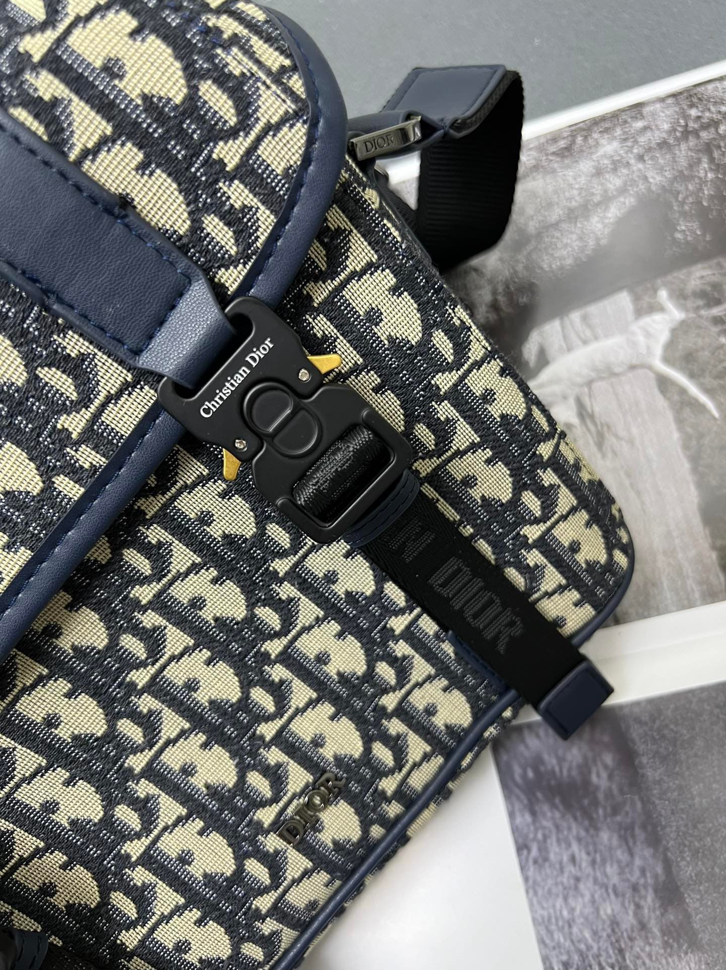 C1781 ¥ This messenger bag is a new product from the 2024 Autumn collection series. With its flip cover, the modern and stylish design perfectly embodies the high-end aesthetic, further enriching the Hit the Road series. The Gravity print effect on the le — image 5