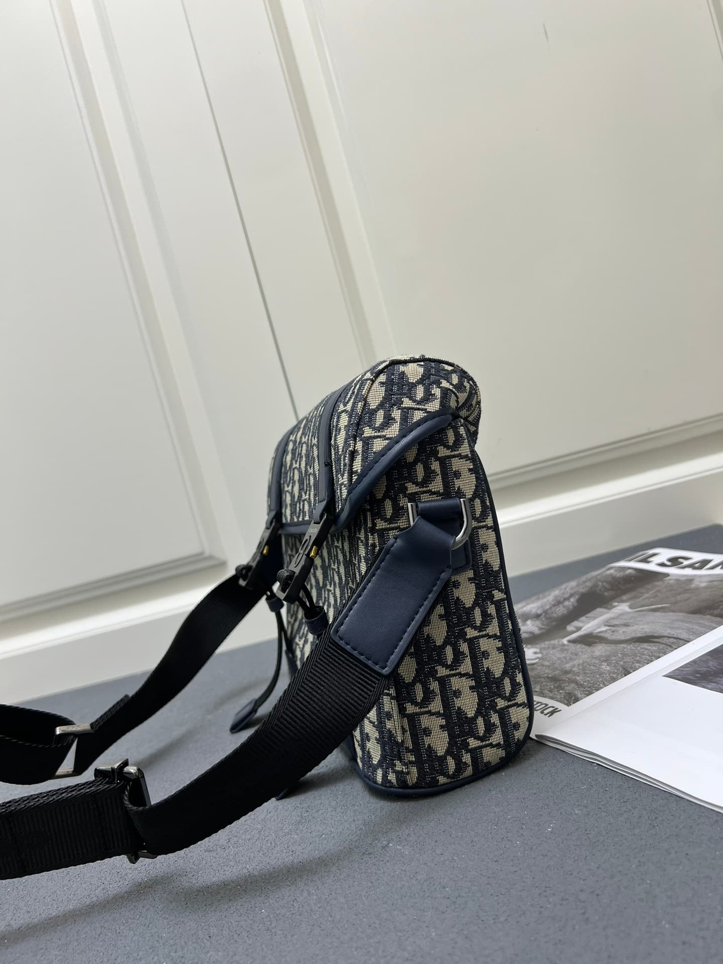 C1781 ¥ This messenger bag is a new product from the 2024 Autumn collection series. With its flip cover, the modern and stylish design perfectly embodies the high-end aesthetic, further enriching the Hit the Road series. The Gravity print effect on the le — image 3