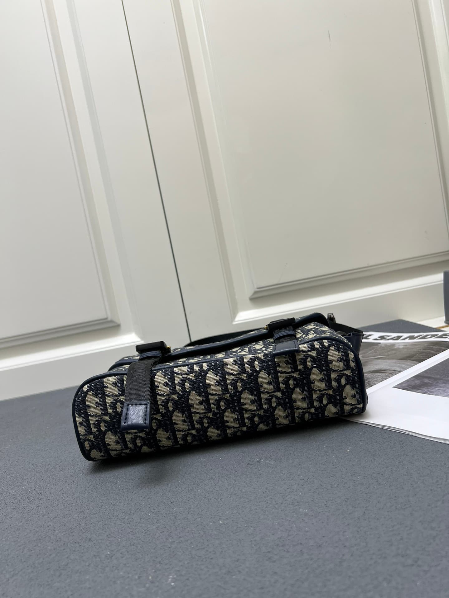 C1781 ¥ This messenger bag is a new product from the 2024 Autumn collection series. With its flip cover, the modern and stylish design perfectly embodies the high-end aesthetic, further enriching the Hit the Road series. The Gravity print effect on the le — image 7
