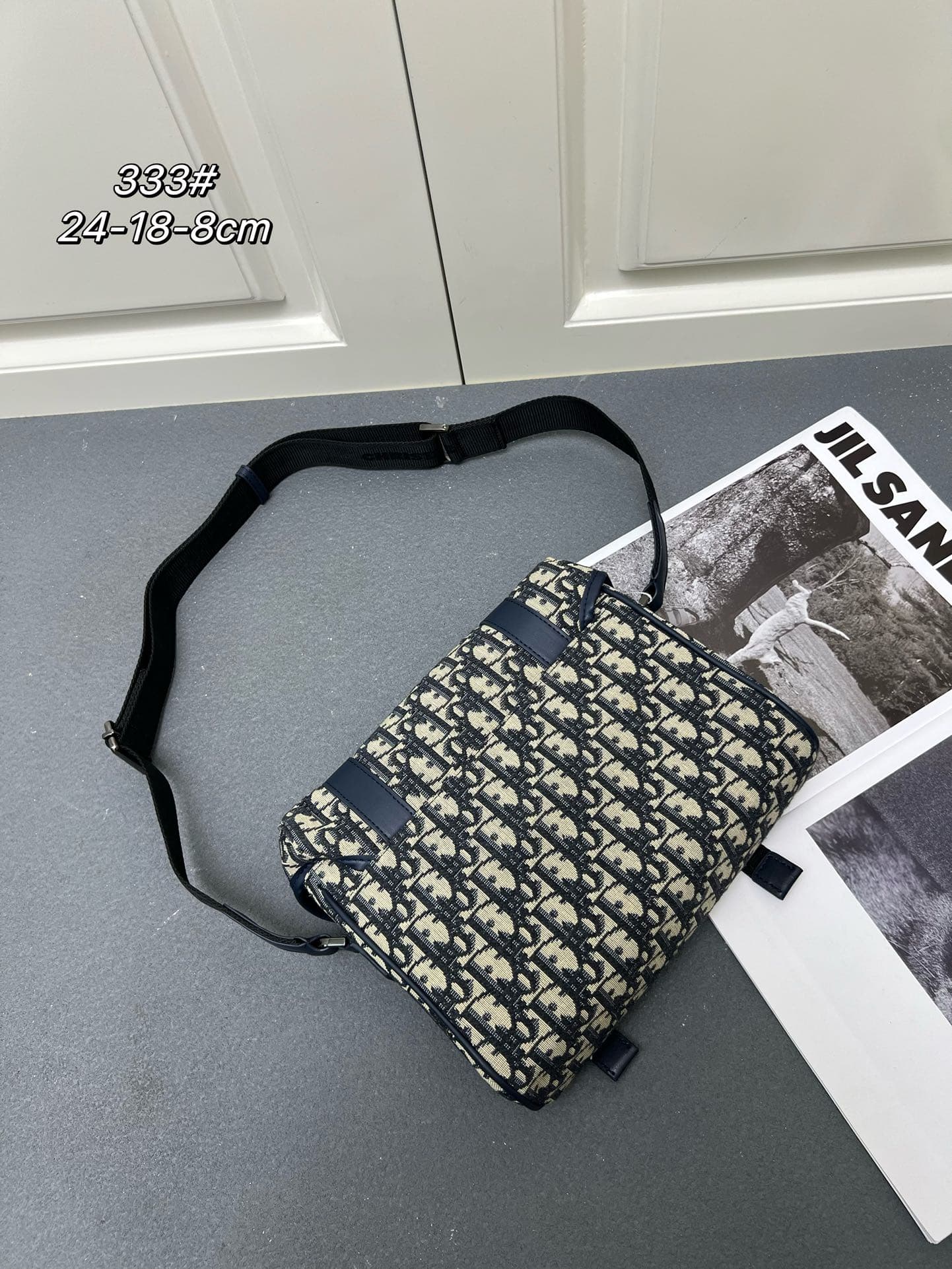 C1781 ¥ This messenger bag is a new product from the 2024 Autumn collection series. With its flip cover, the modern and stylish design perfectly embodies the high-end aesthetic, further enriching the Hit the Road series. The Gravity print effect on the le — image 2