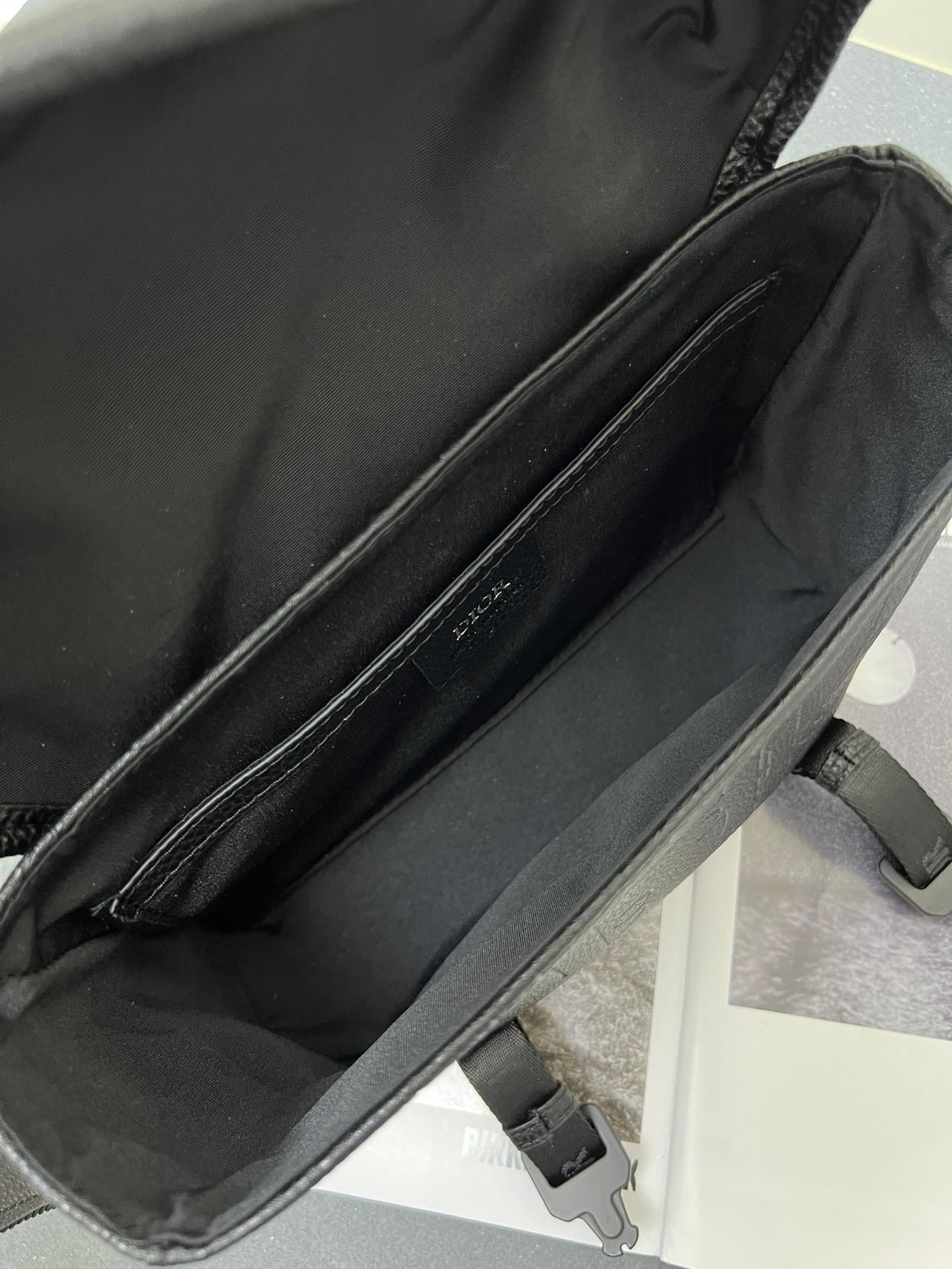 C1779 ¥ This messenger bag is a new product from the 2024 Autumn collection series. It features a flap design, and its modern, fashionable style perfectly embodies the high-end aesthetic of the Hit the Road series. The Gravity print on the leather is deli — image 8