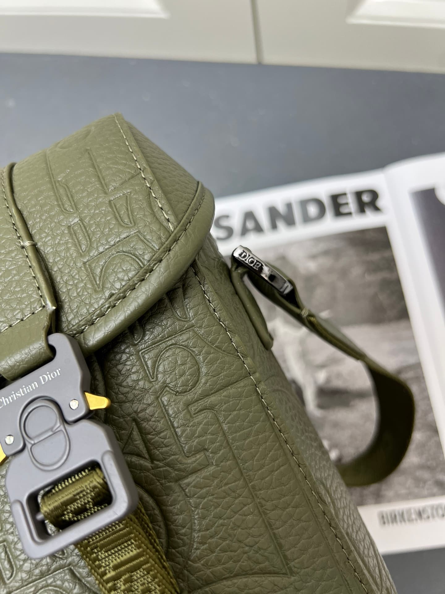 C1778 ¥ This messenger bag is a new product from the 2024 Autumn collection series. With its flip cover, the modern and stylish design perfectly highlights the high-end aesthetic, further enriching the Hit the Road series. The Gravity print effect on the  — image 6